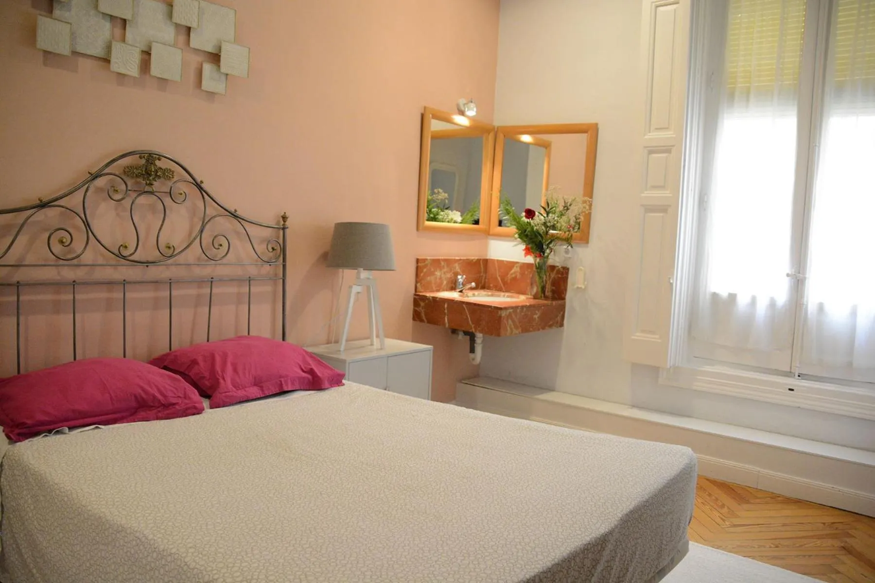 Photo of the whole room in Alvaro Residencia