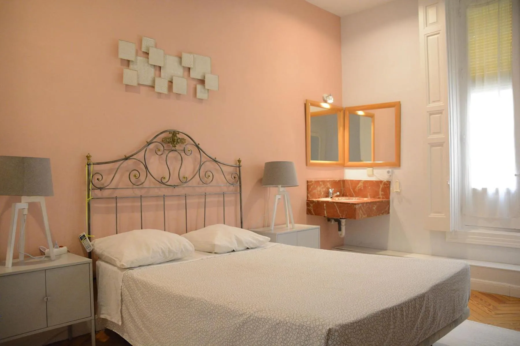 Photo of the whole room in Alvaro Residencia