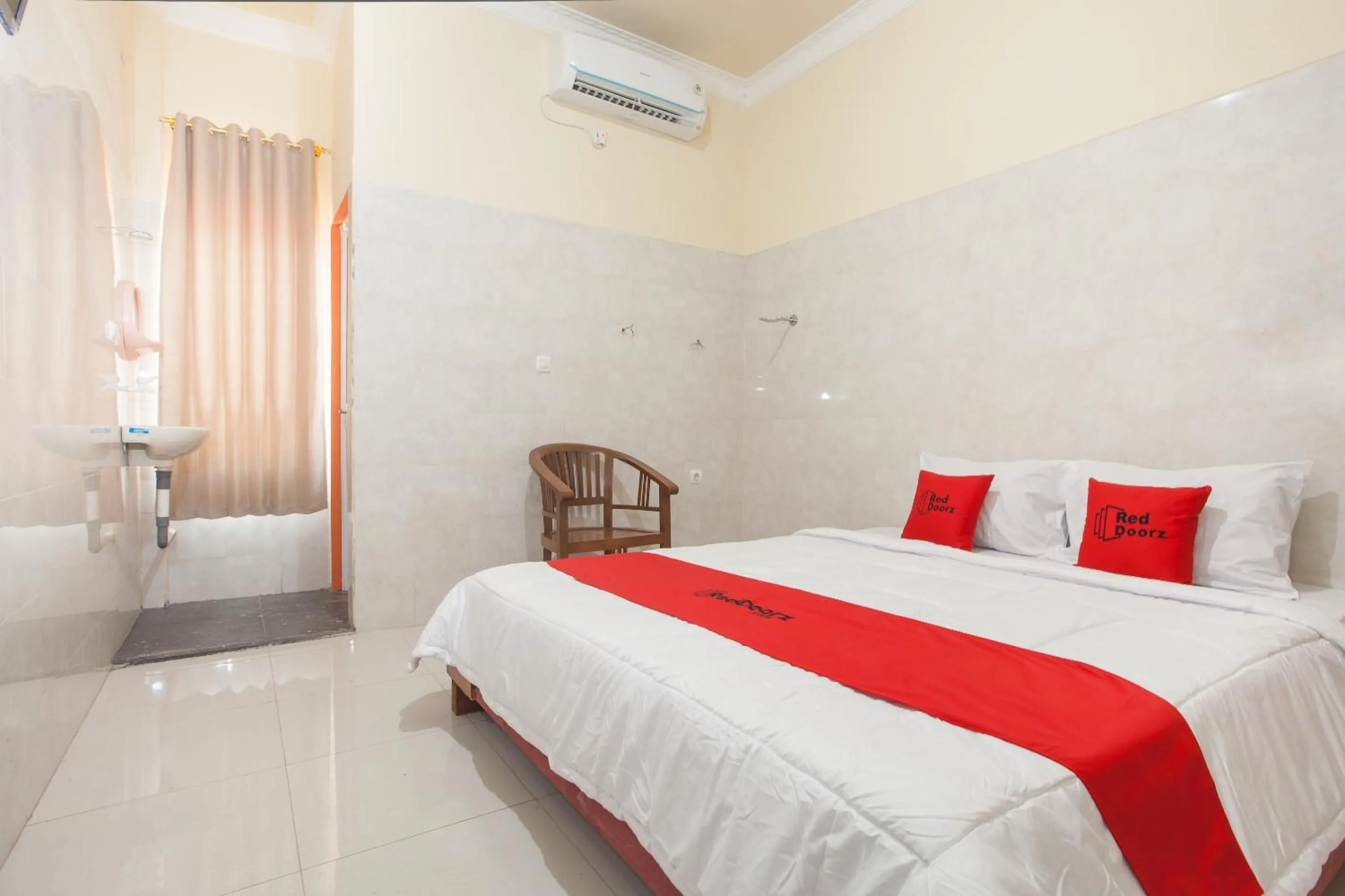 Bedroom, Bed in RedDoorz Syariah At Sedati
