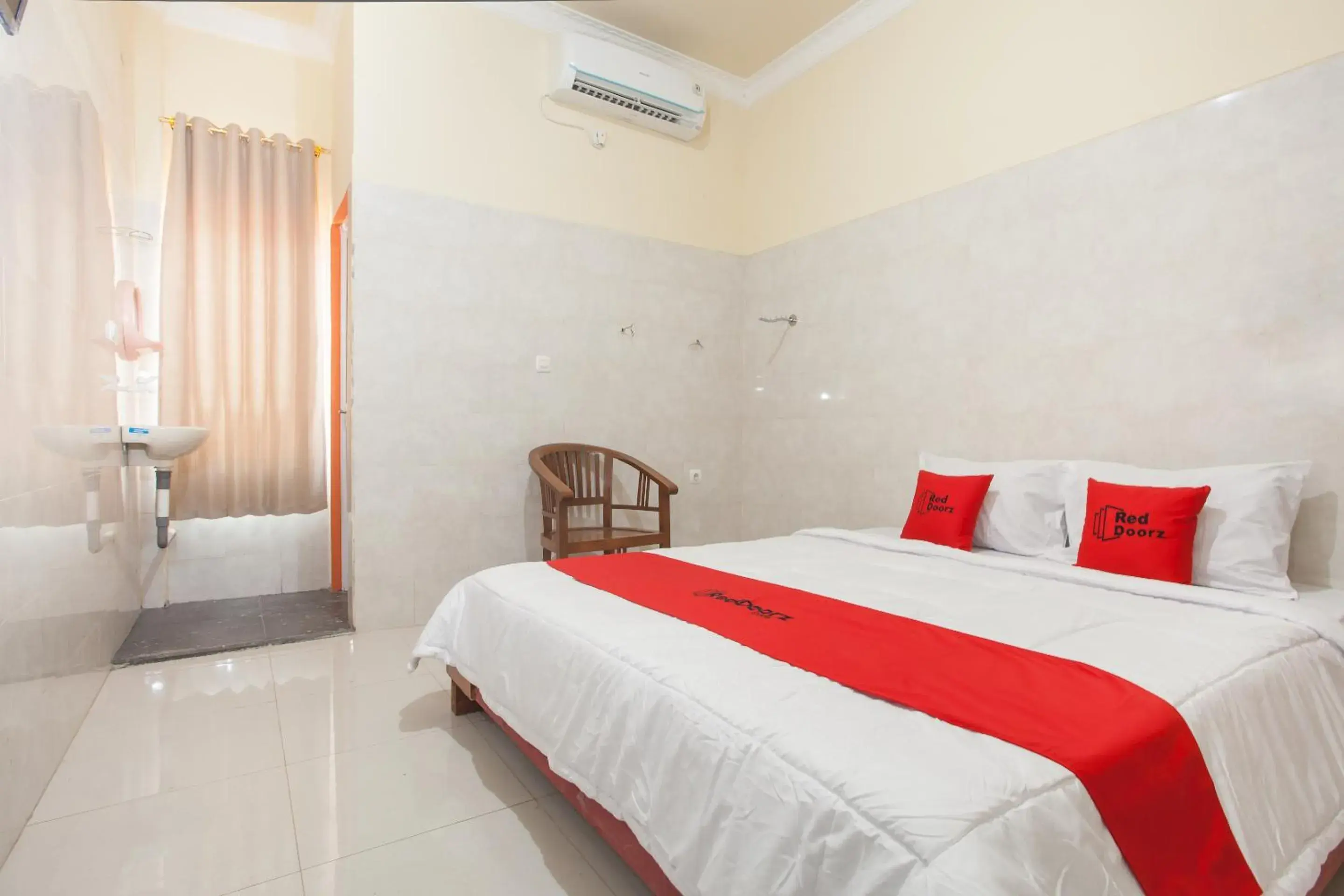 Bedroom, Bed in RedDoorz Syariah@Sedati