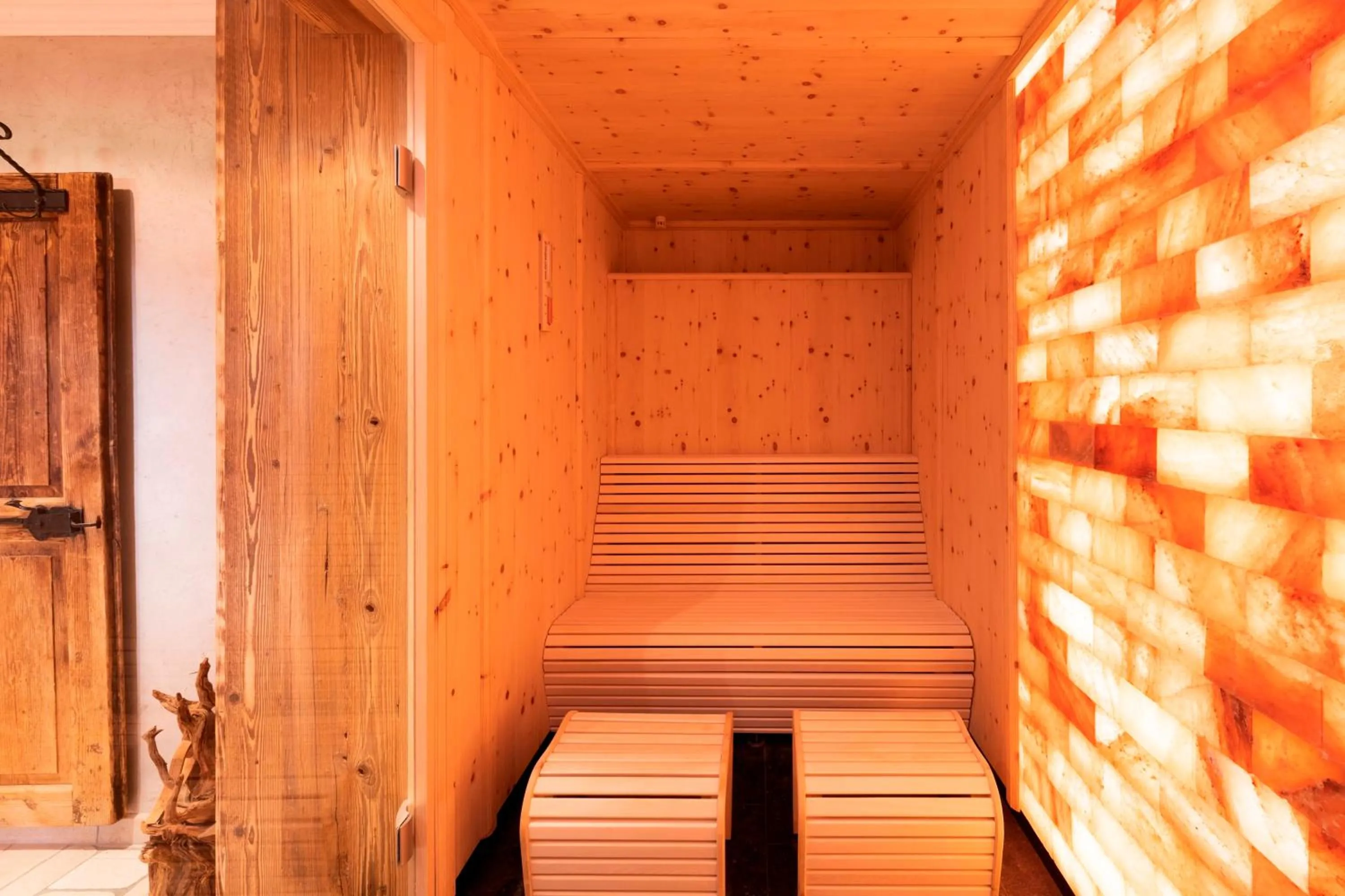 Sauna in Sepp & Hannis Suiten im Dorf