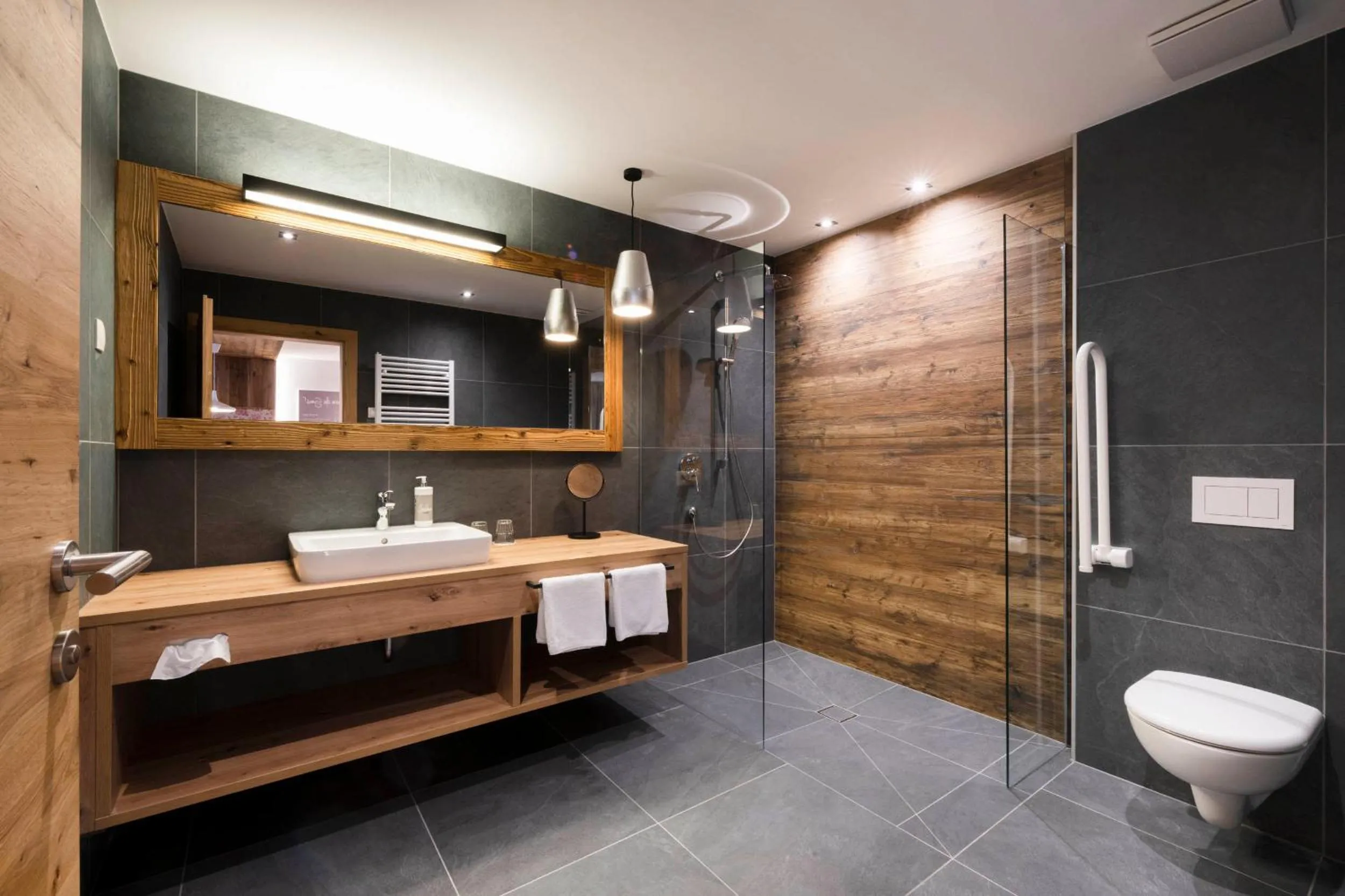 Shower in Sepp & Hannis Suiten im Dorf