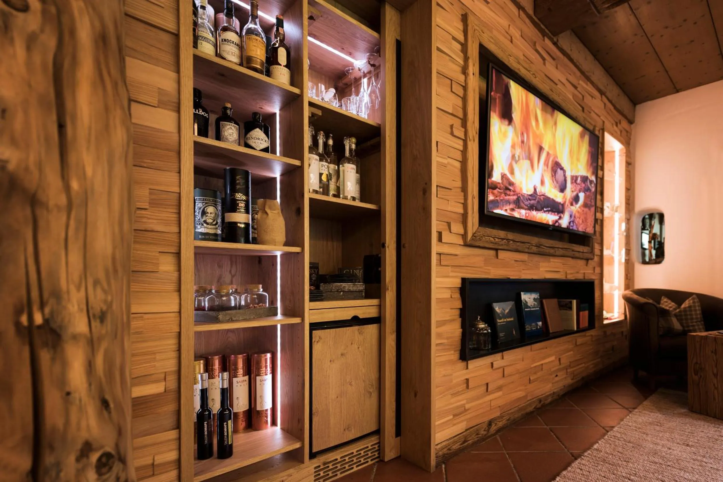 Lounge or bar in Sepp & Hannis Suiten im Dorf