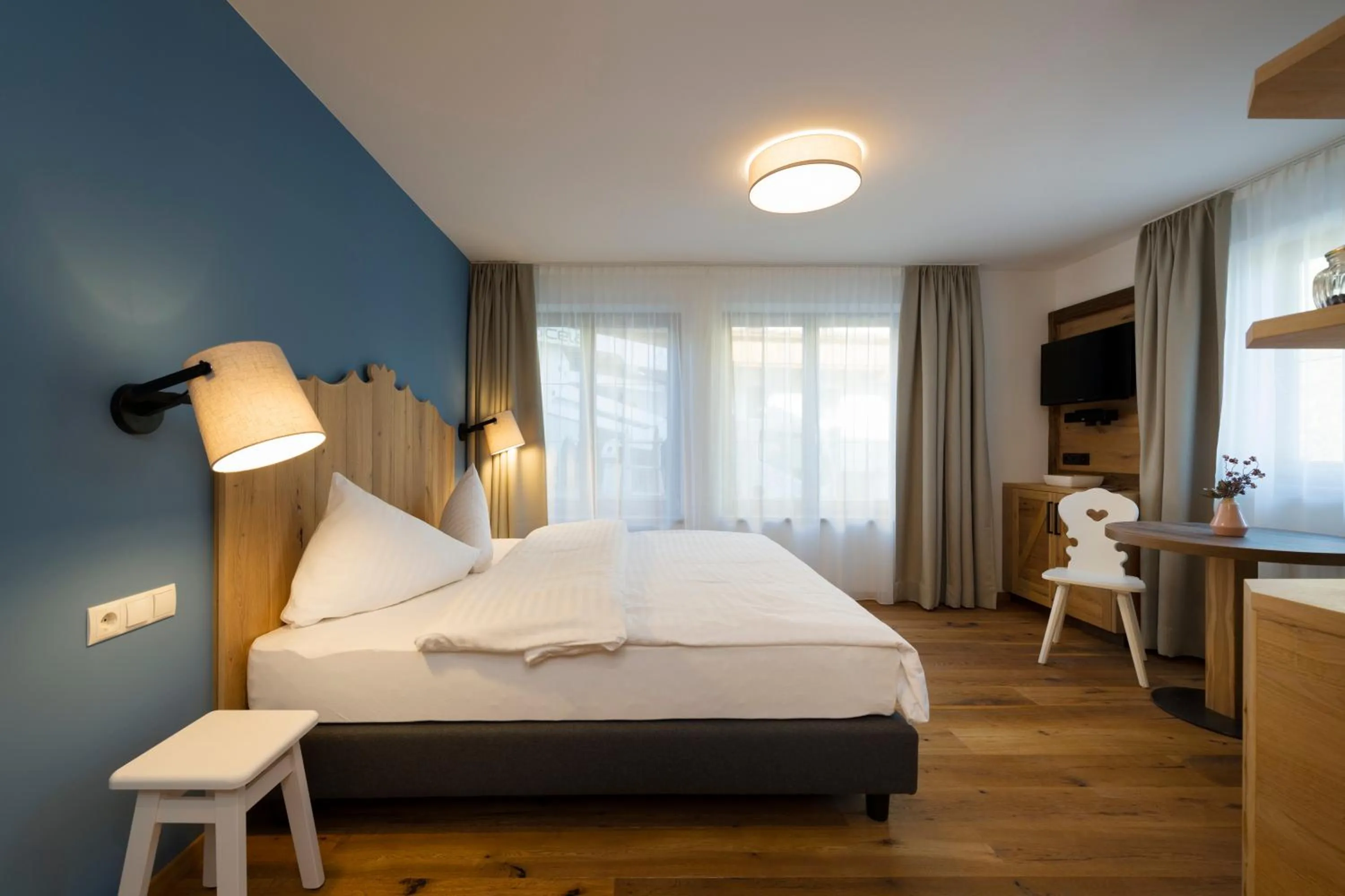 Photo of the whole room, Bed in Sepp & Hannis Suiten im Dorf
