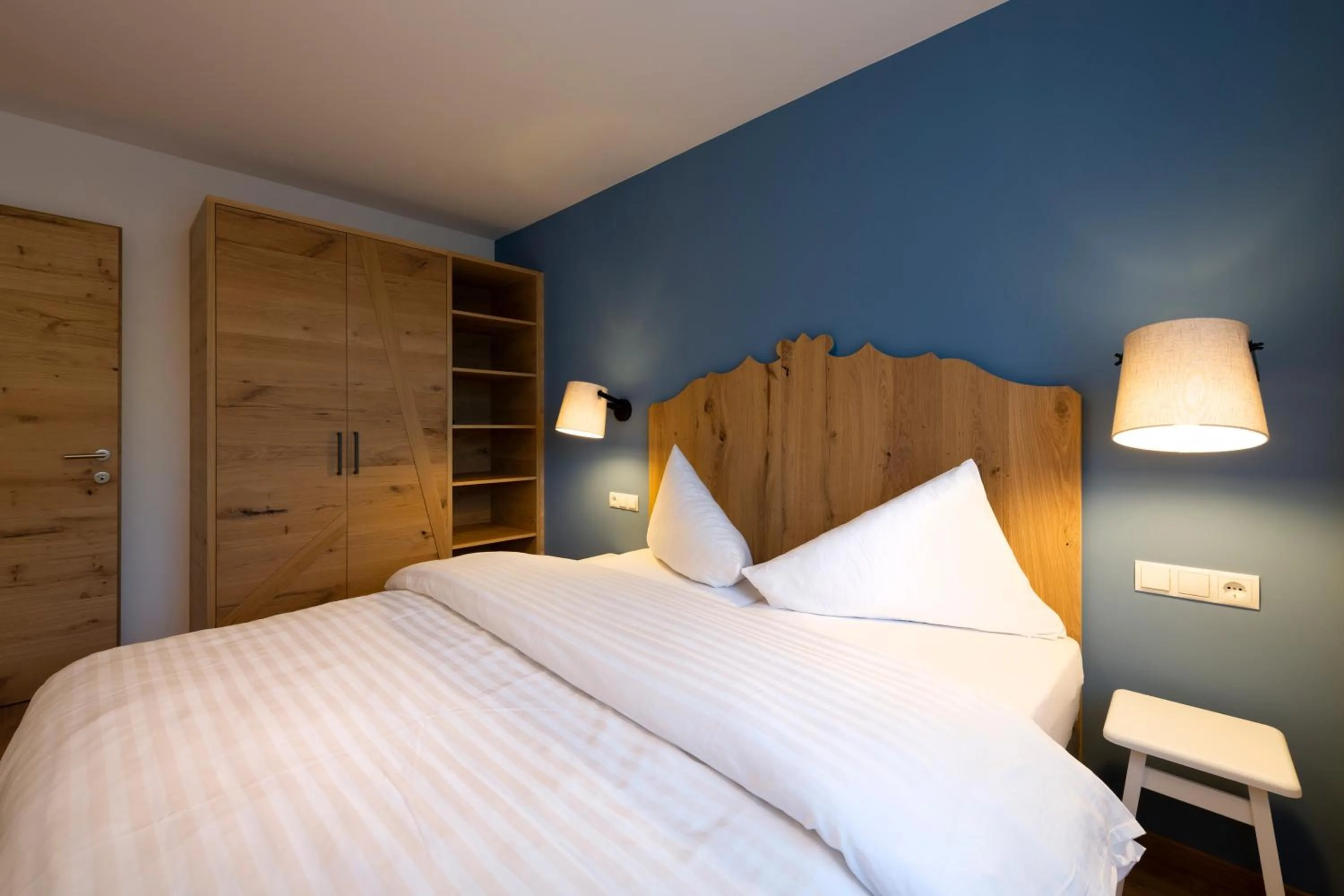 Photo of the whole room, Bed in Sepp & Hannis Suiten im Dorf