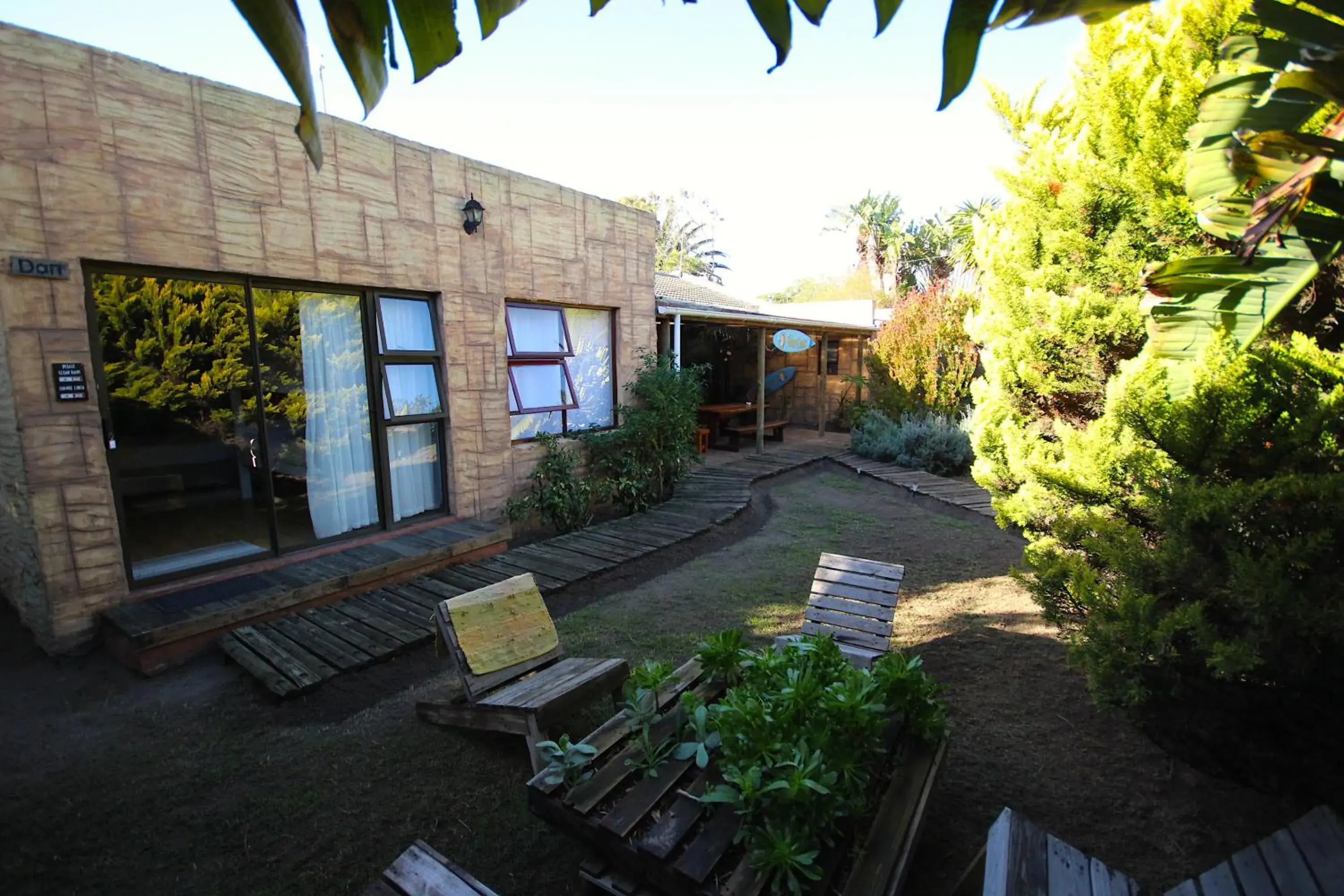 Property building in Saltycrax Backpackers and Surf Hostel Property building in Saltycrax Backpackers and Surf Hostel