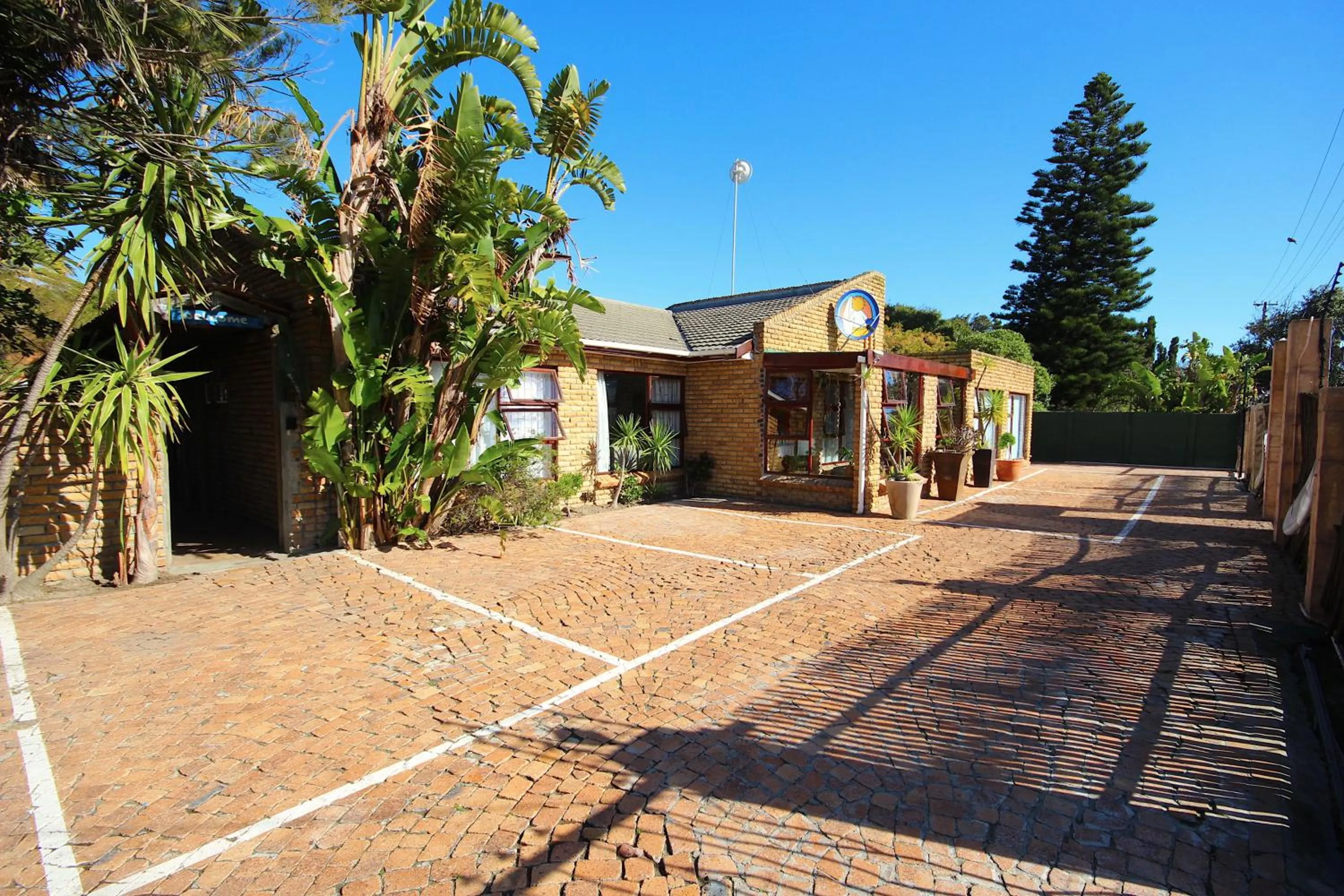 Property building in Saltycrax Backpackers and Surf Hostel