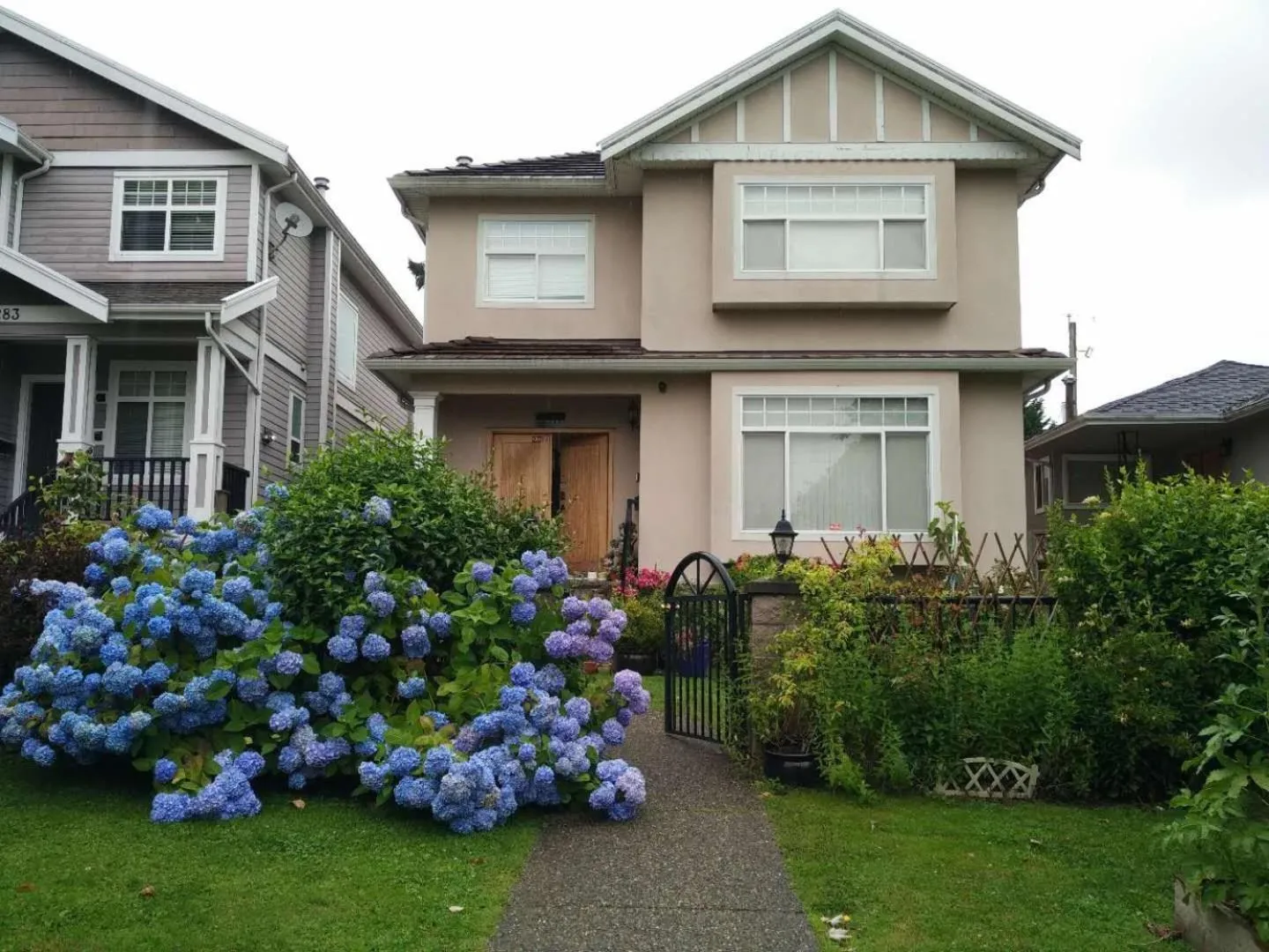 Facade/entrance in Helen's House / Close to Skytrain and Airport