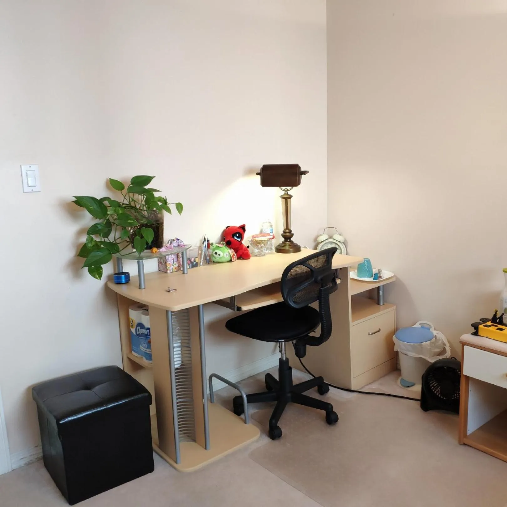 Seating area in Helen's House / Close to Skytrain and Airport