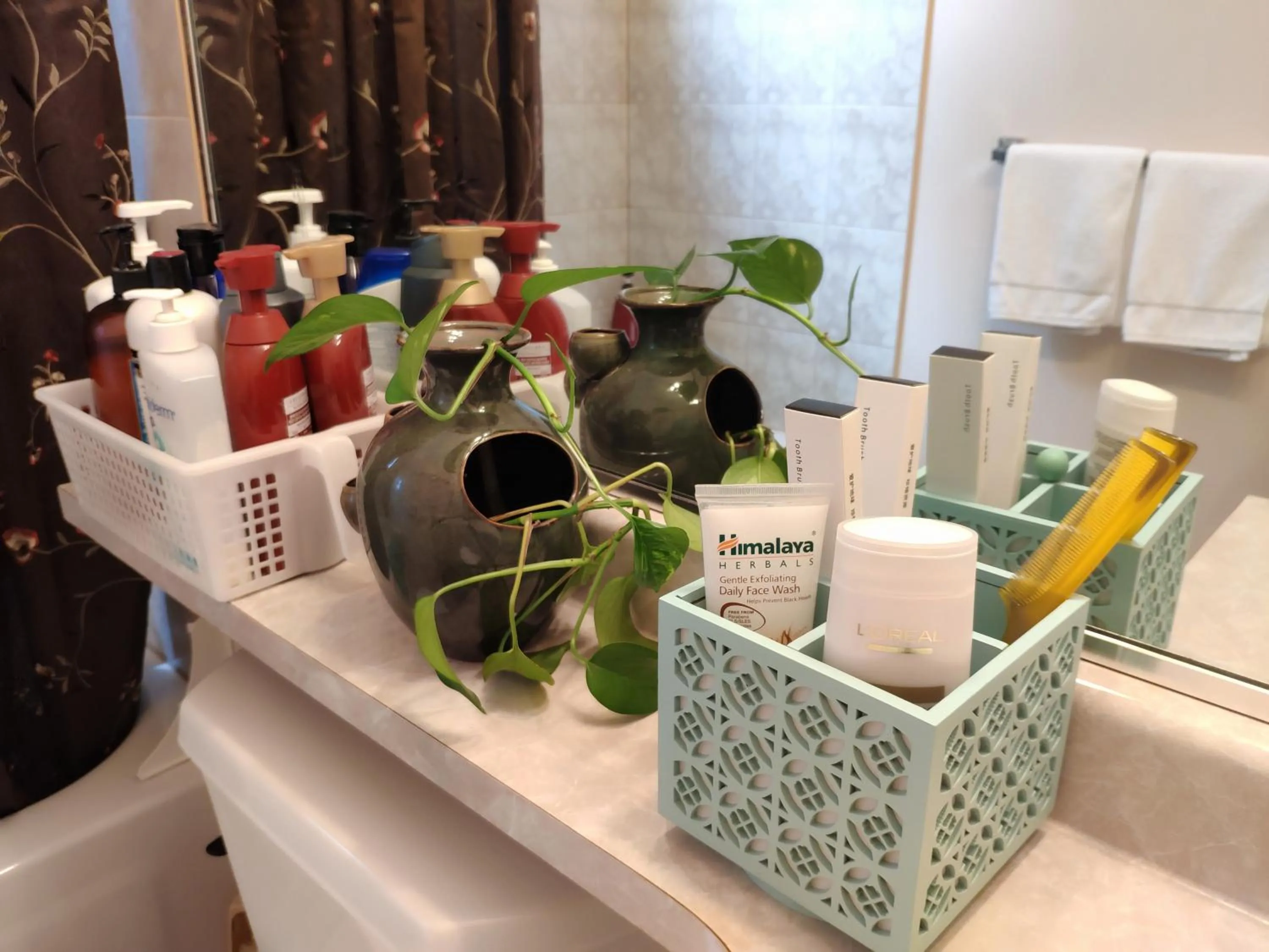 Bathroom in Helen's House / Close to Skytrain and Airport