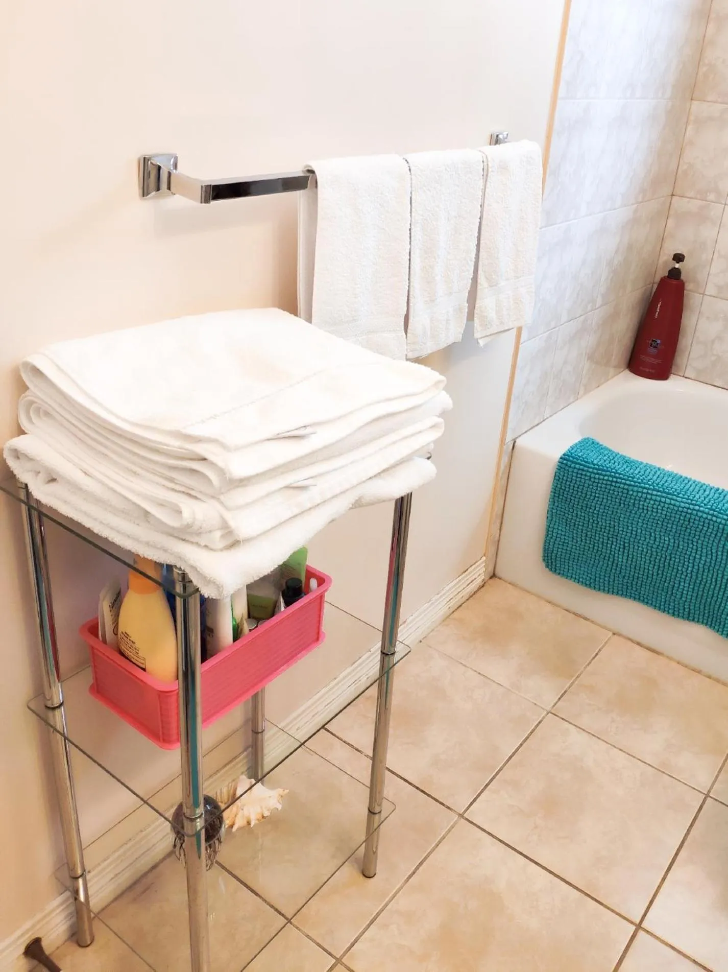 Bathroom in Helen's House / Close to Skytrain and Airport