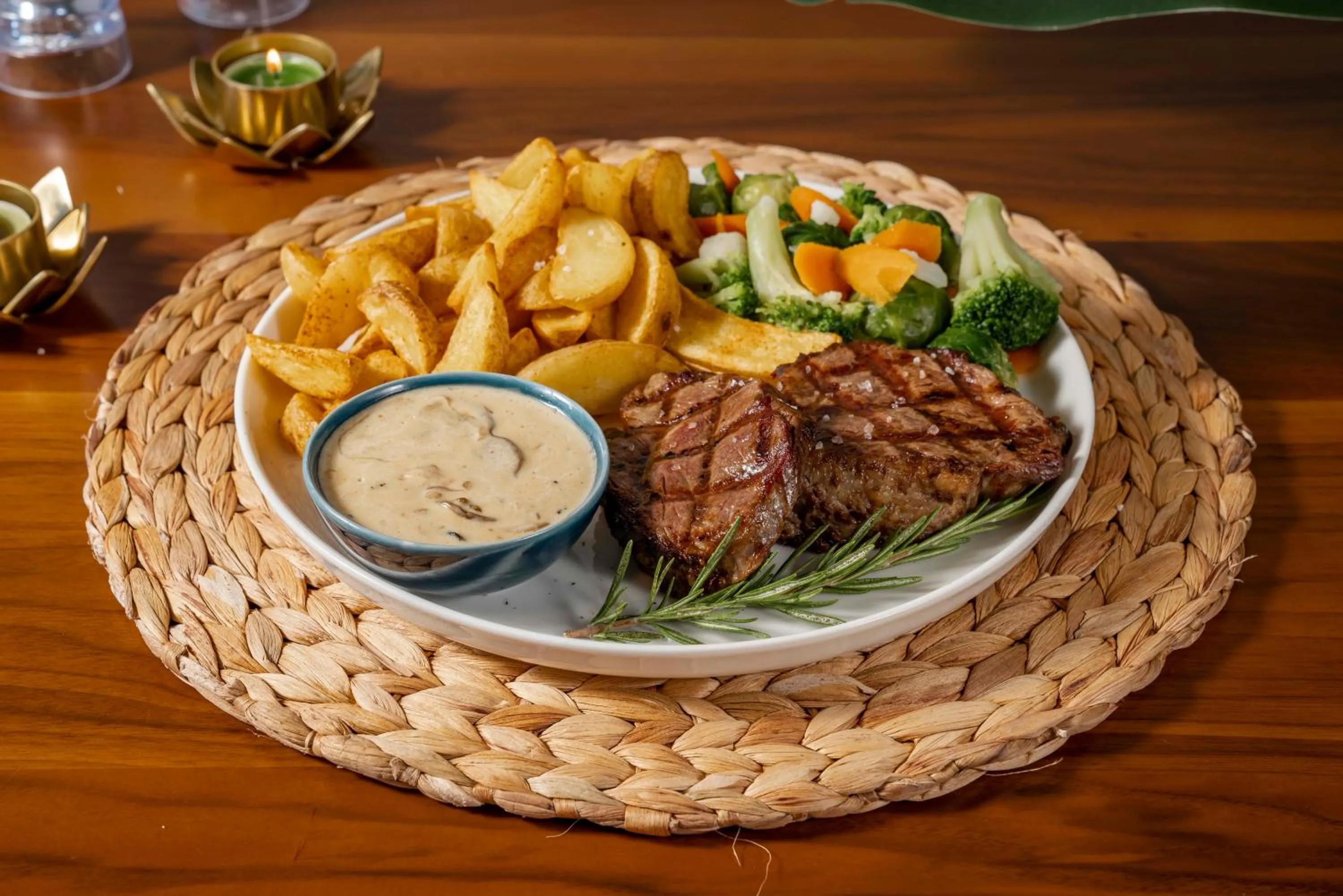 Restaurant/places to eat in Sky Roof Hotel