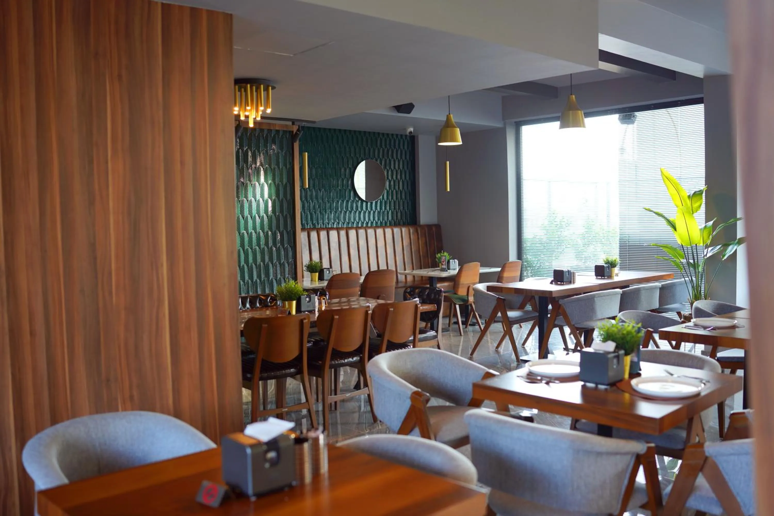 Restaurant/places to eat in Sky Roof Hotel