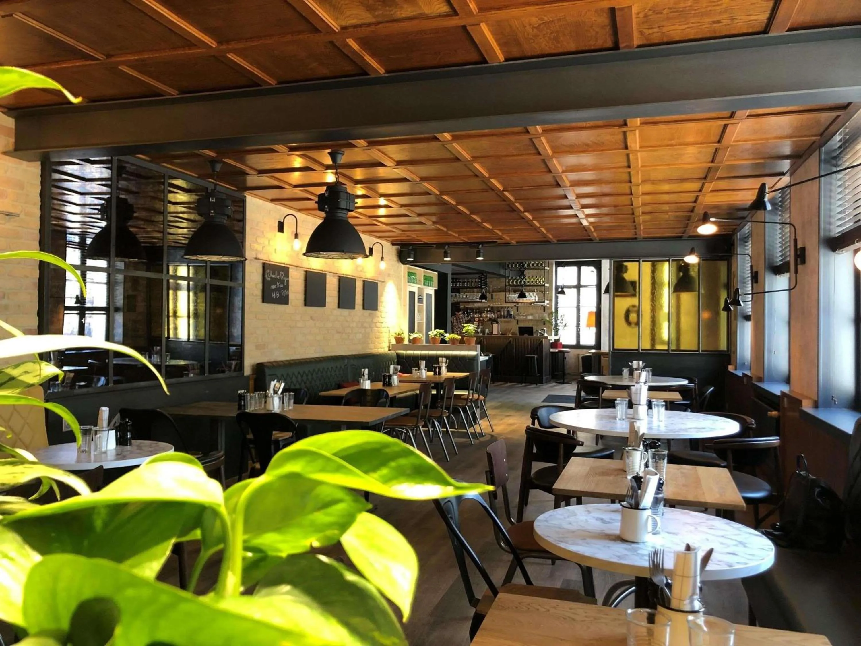 Restaurant/places to eat in ibis Saint-Omer Centre