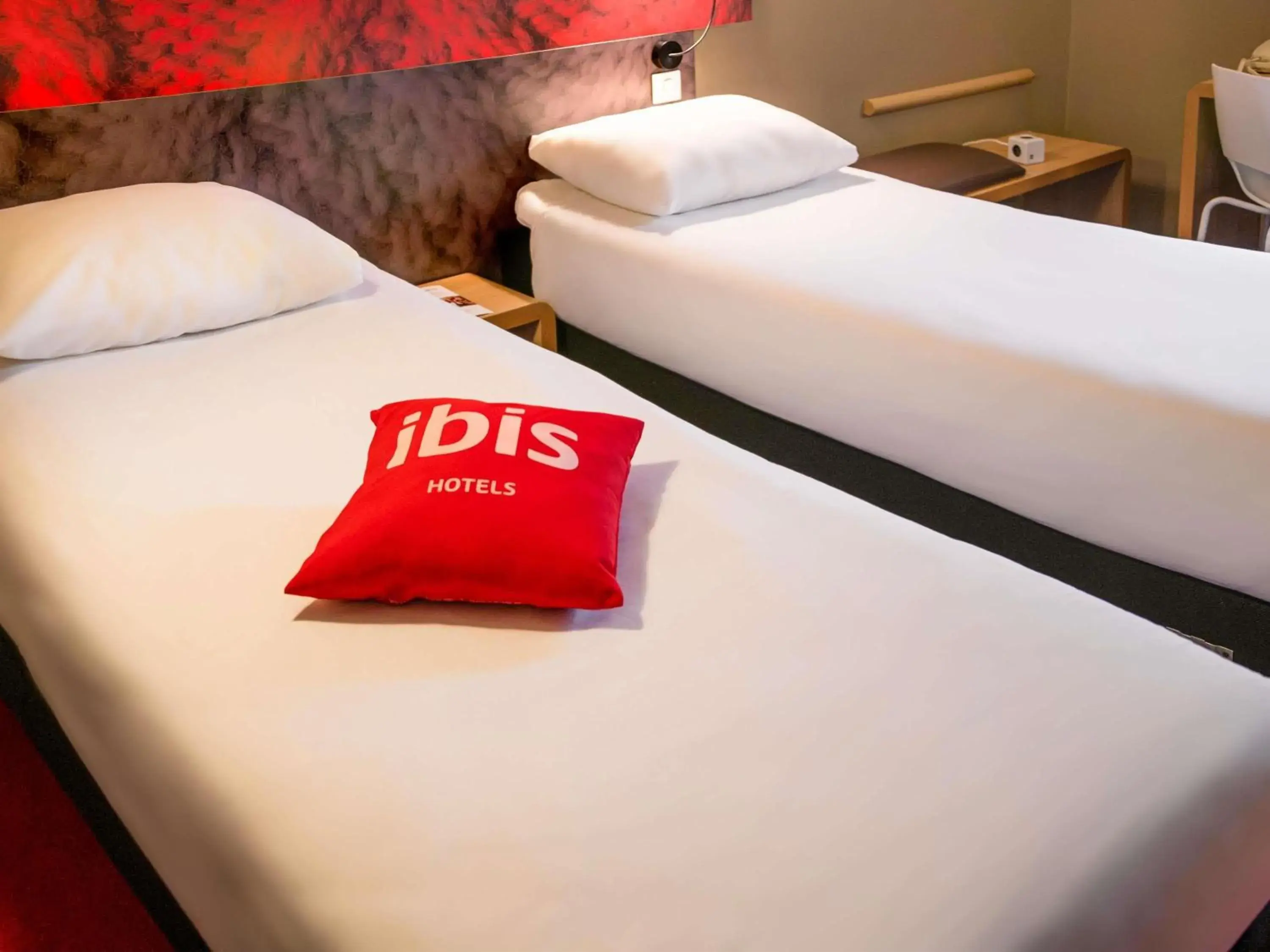 Bedroom, Bed in ibis Saint-Omer Centre Bedroom, Bed in ibis Saint-Omer Centre
