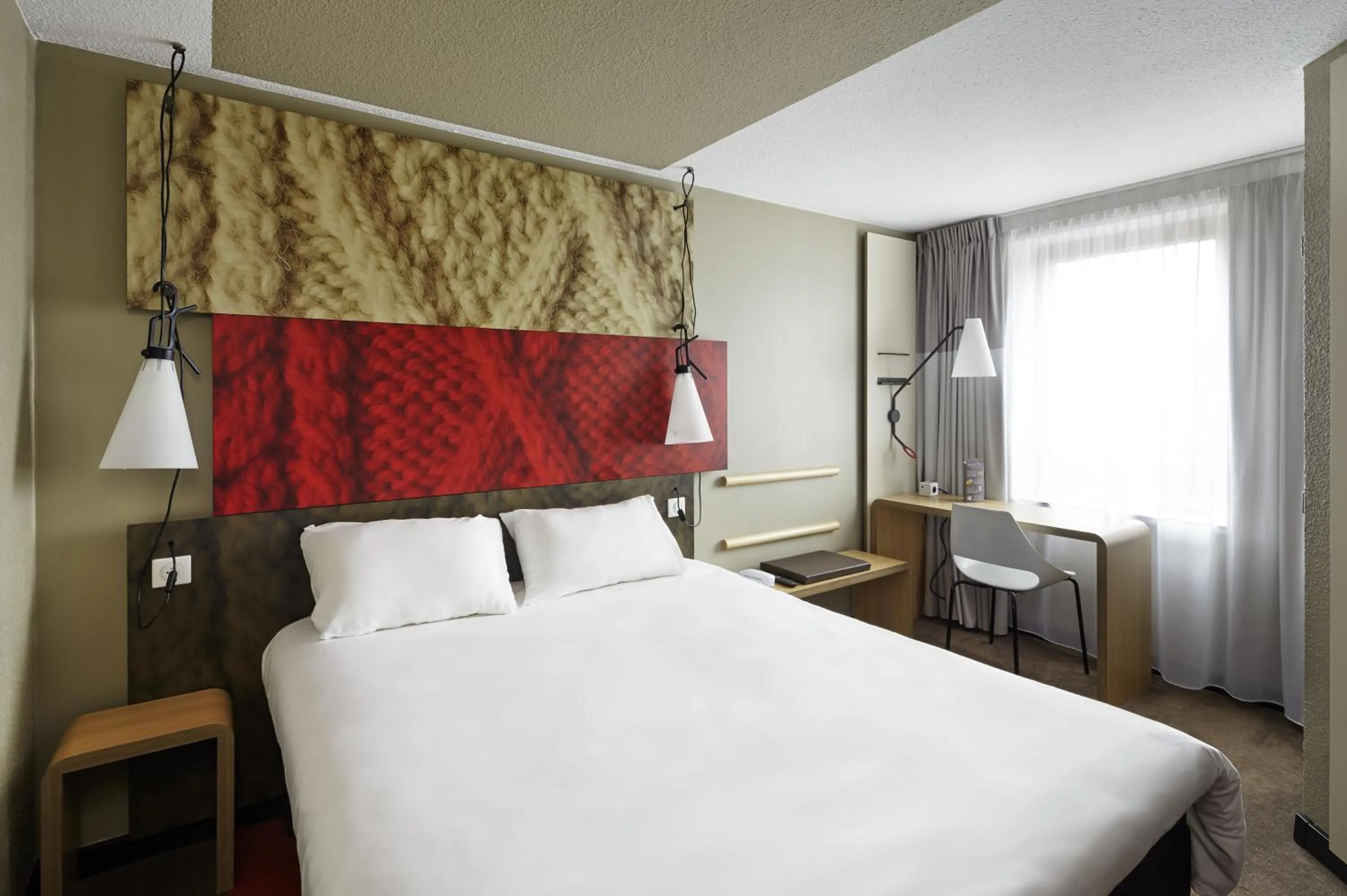 Bedroom, Bed in ibis Saint-Omer Centre