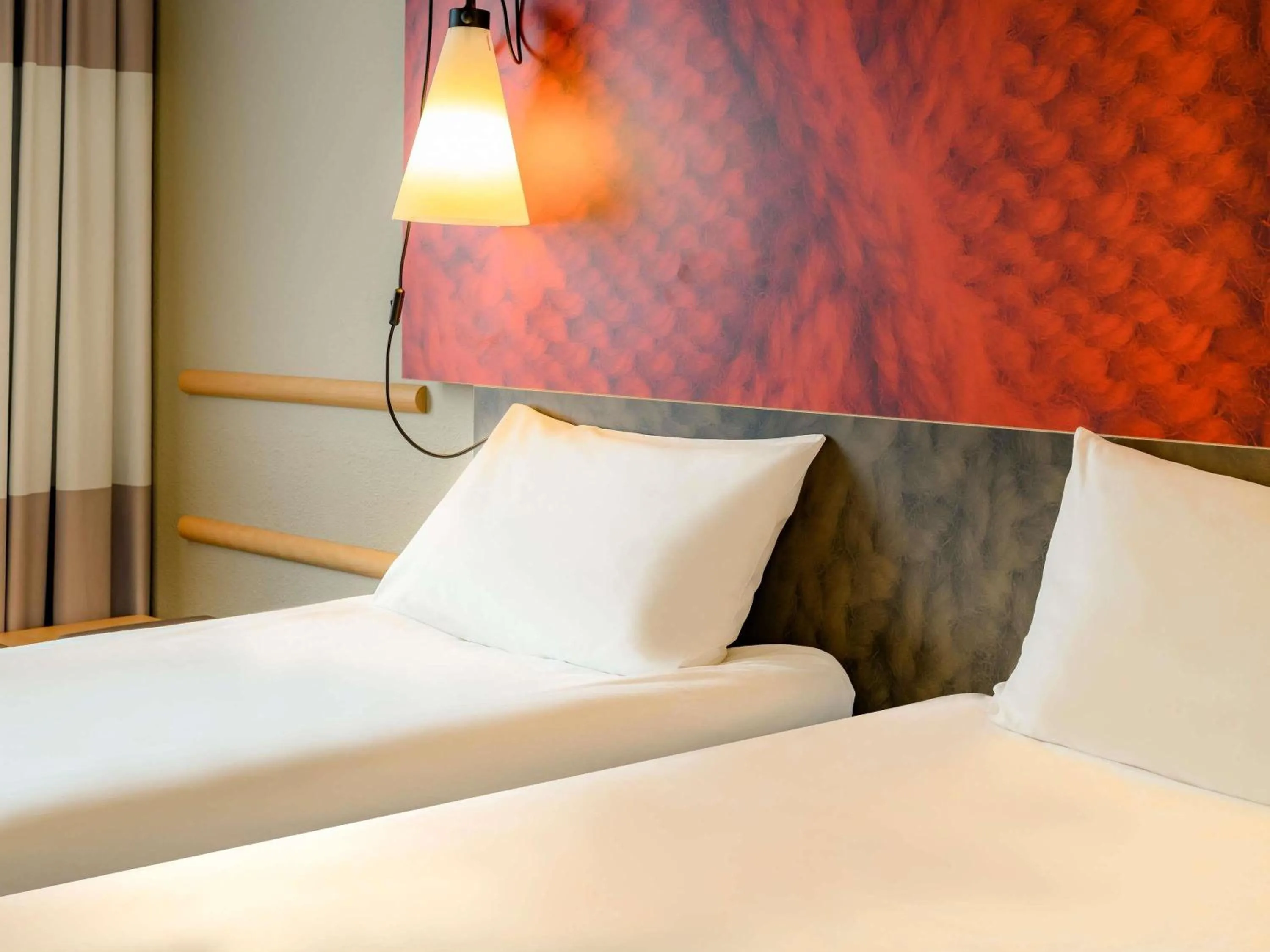 Bedroom, Bed in ibis Saint-Omer Centre