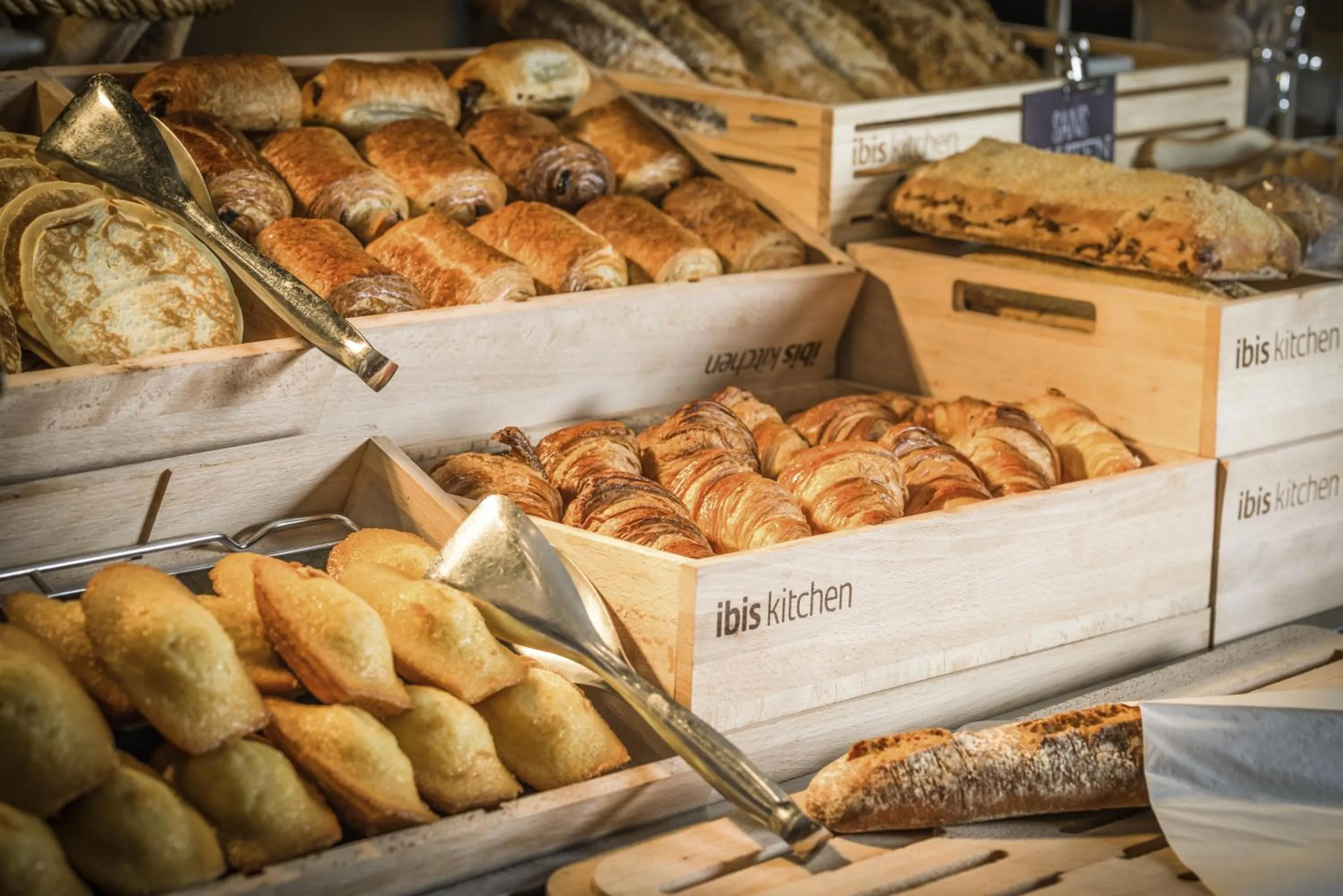 Buffet breakfast in ibis Saint-Omer Centre