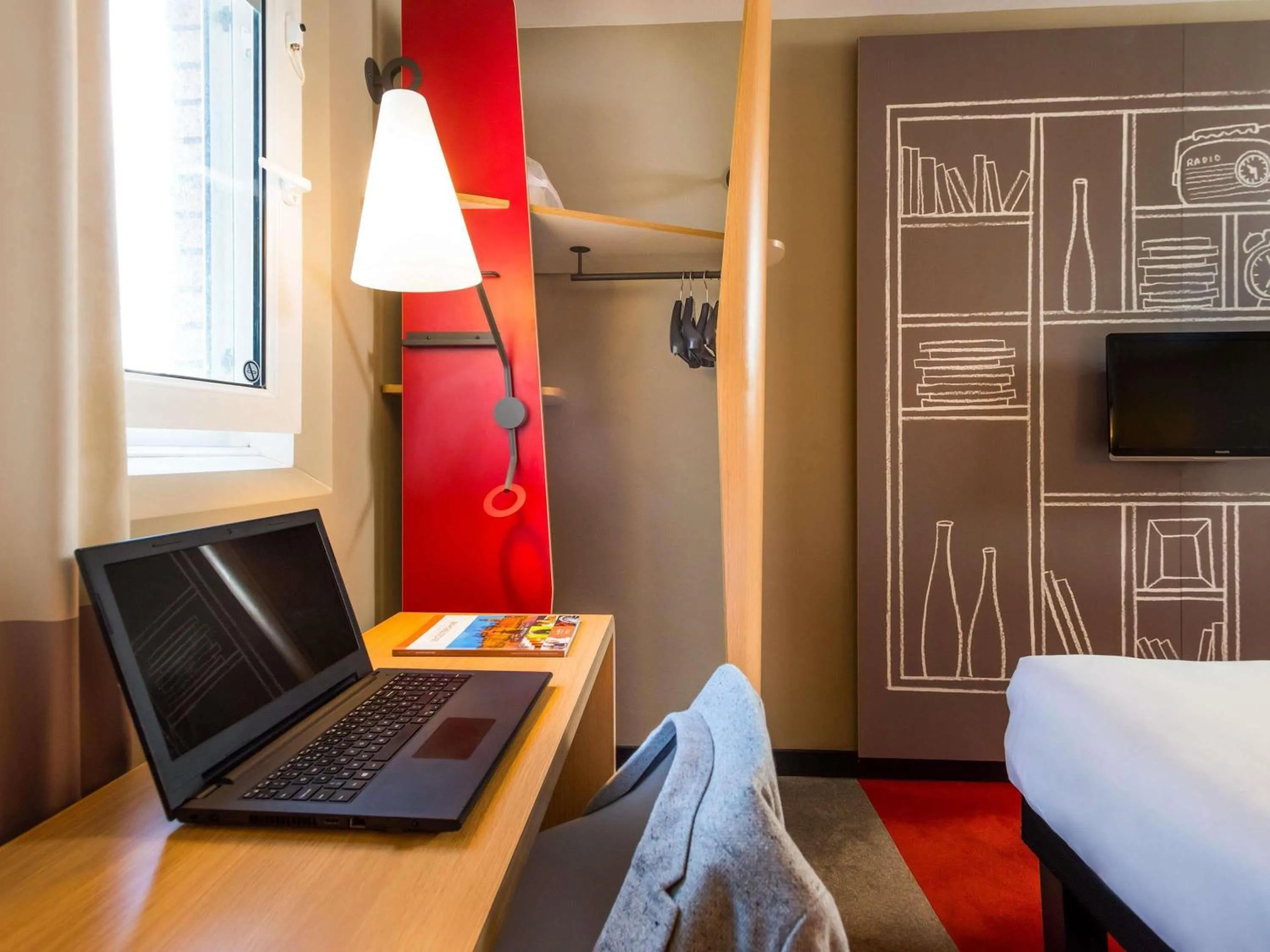 Bedroom, Bed in ibis Saint-Omer Centre