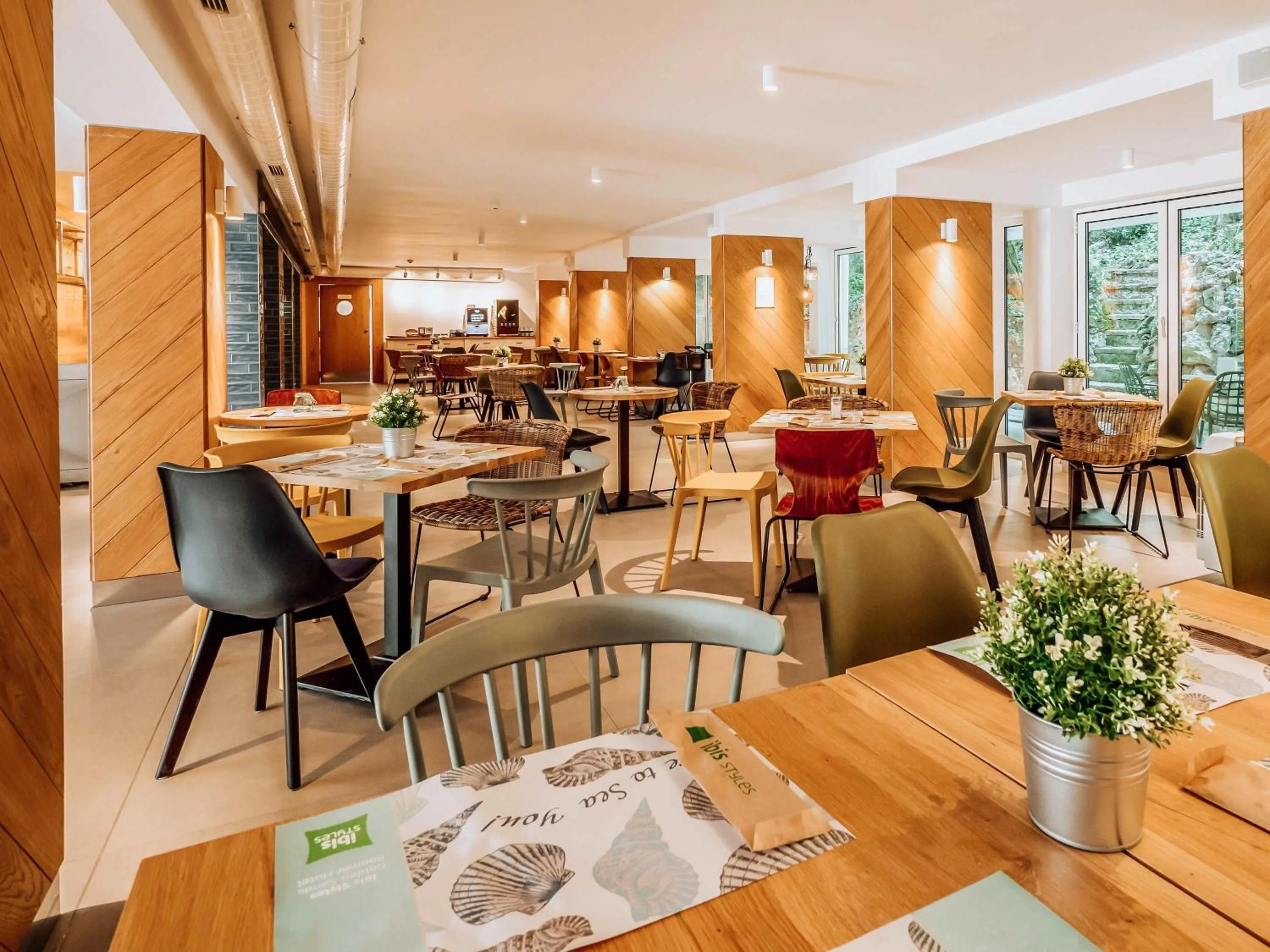 Restaurant/places to eat in ibis Styles Golden Sands Roomer Hotel