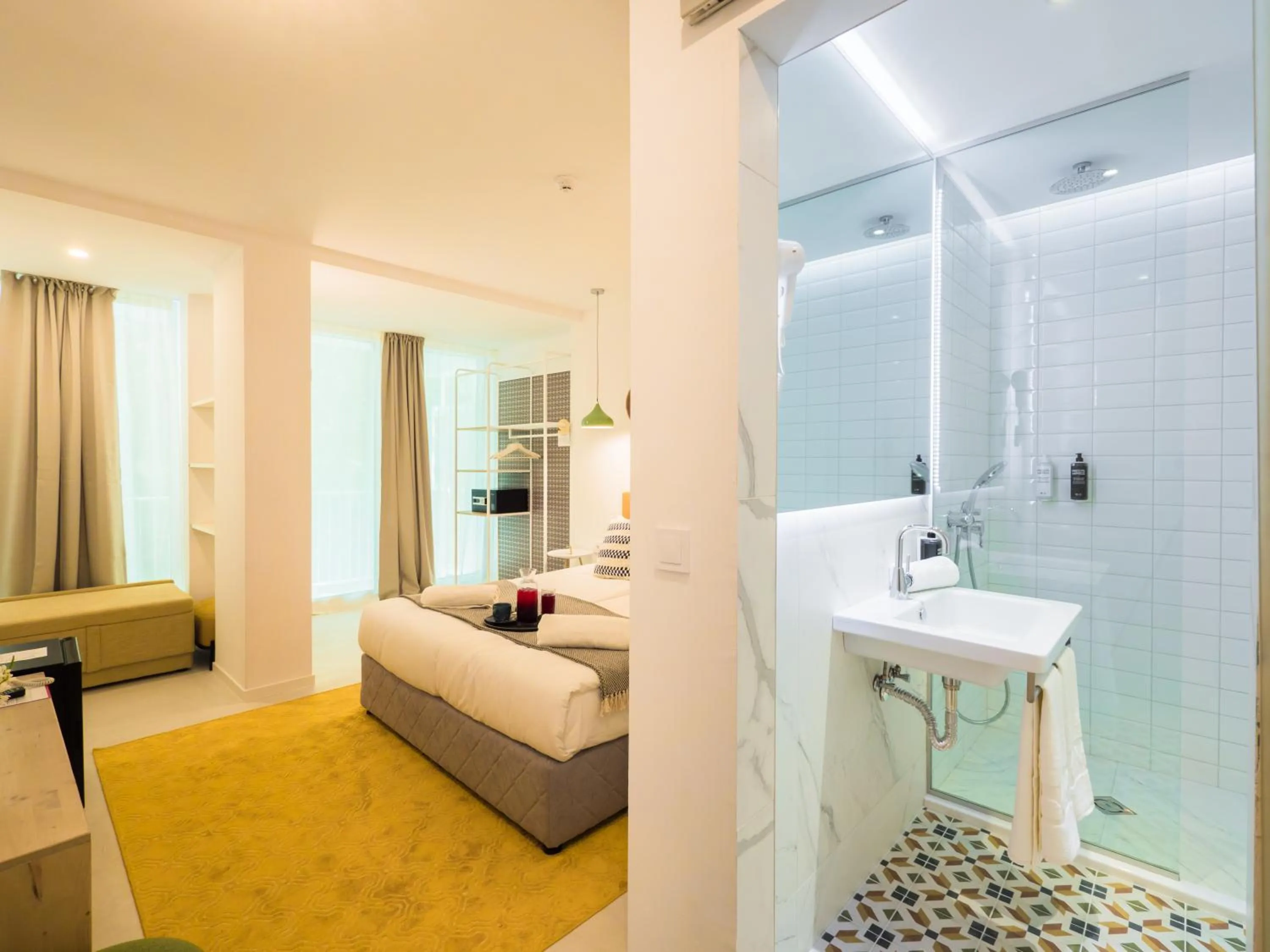 Bathroom, Bed in ibis Styles Golden Sands Roomer Hotel