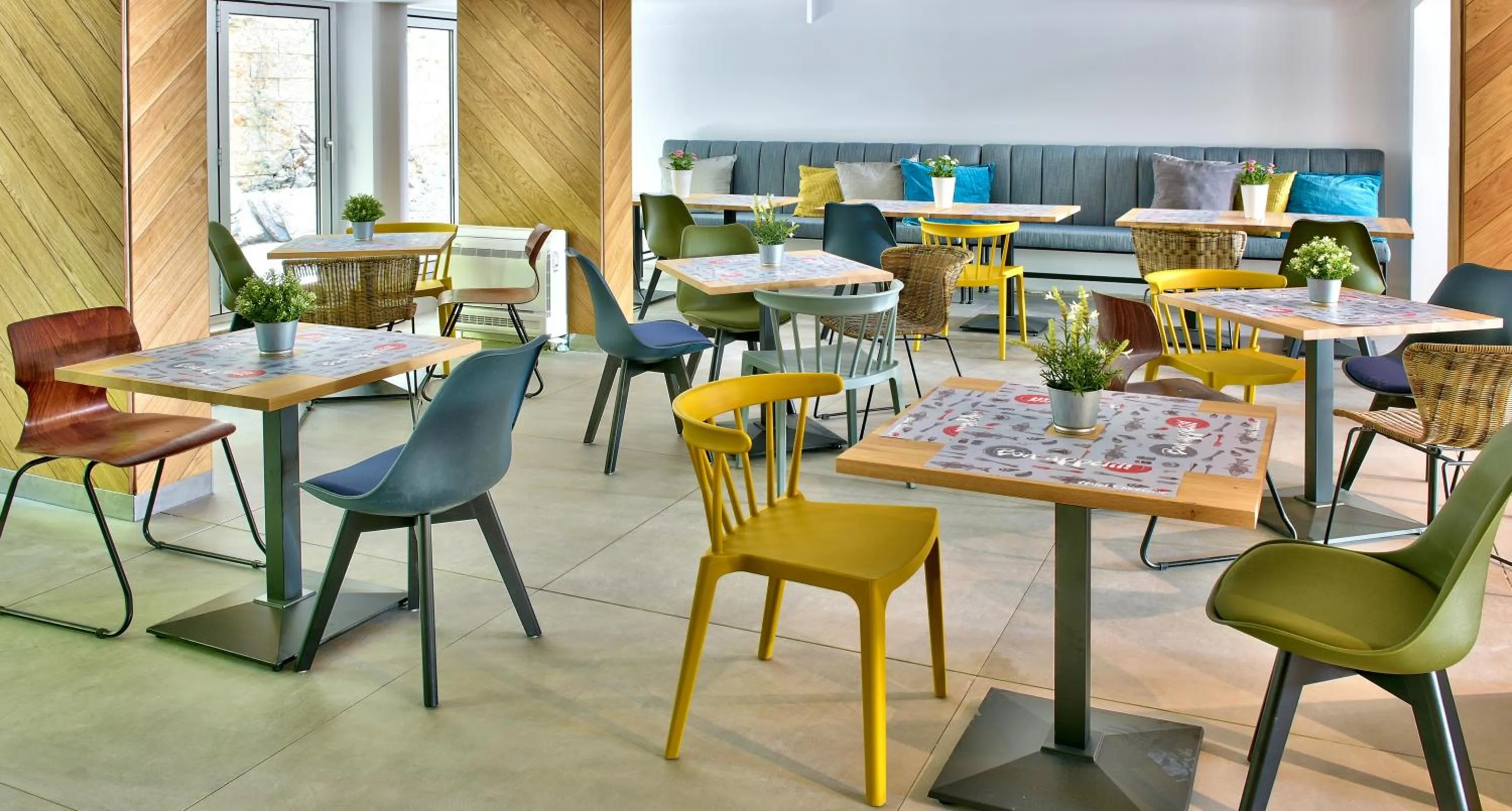 Restaurant/places to eat in ibis Styles Golden Sands Roomer Hotel