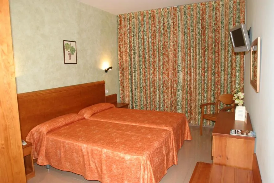 Photo of the whole room, Bed in Hotel Fonda Neus