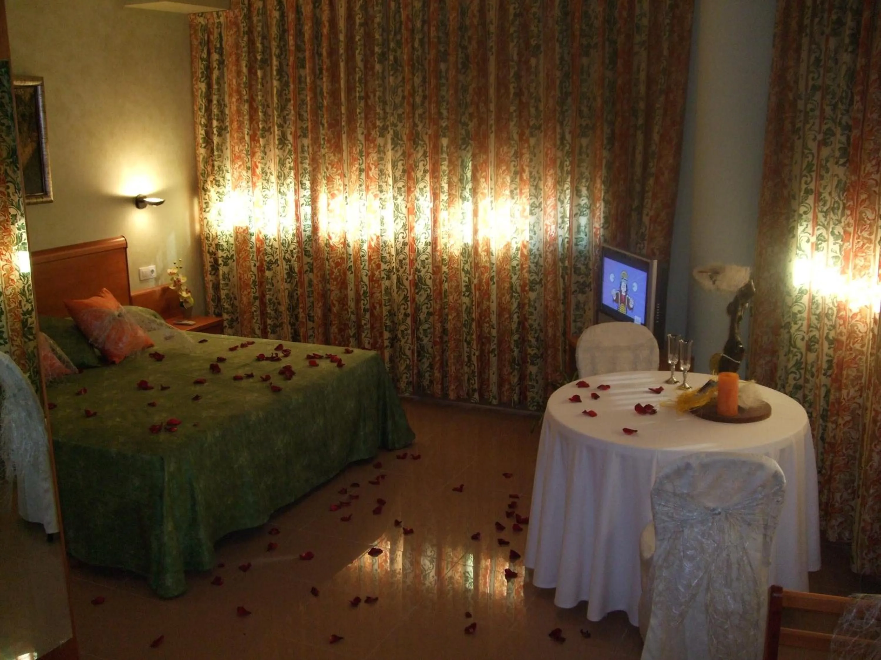 Photo of the whole room, Bed in Hotel Fonda Neus