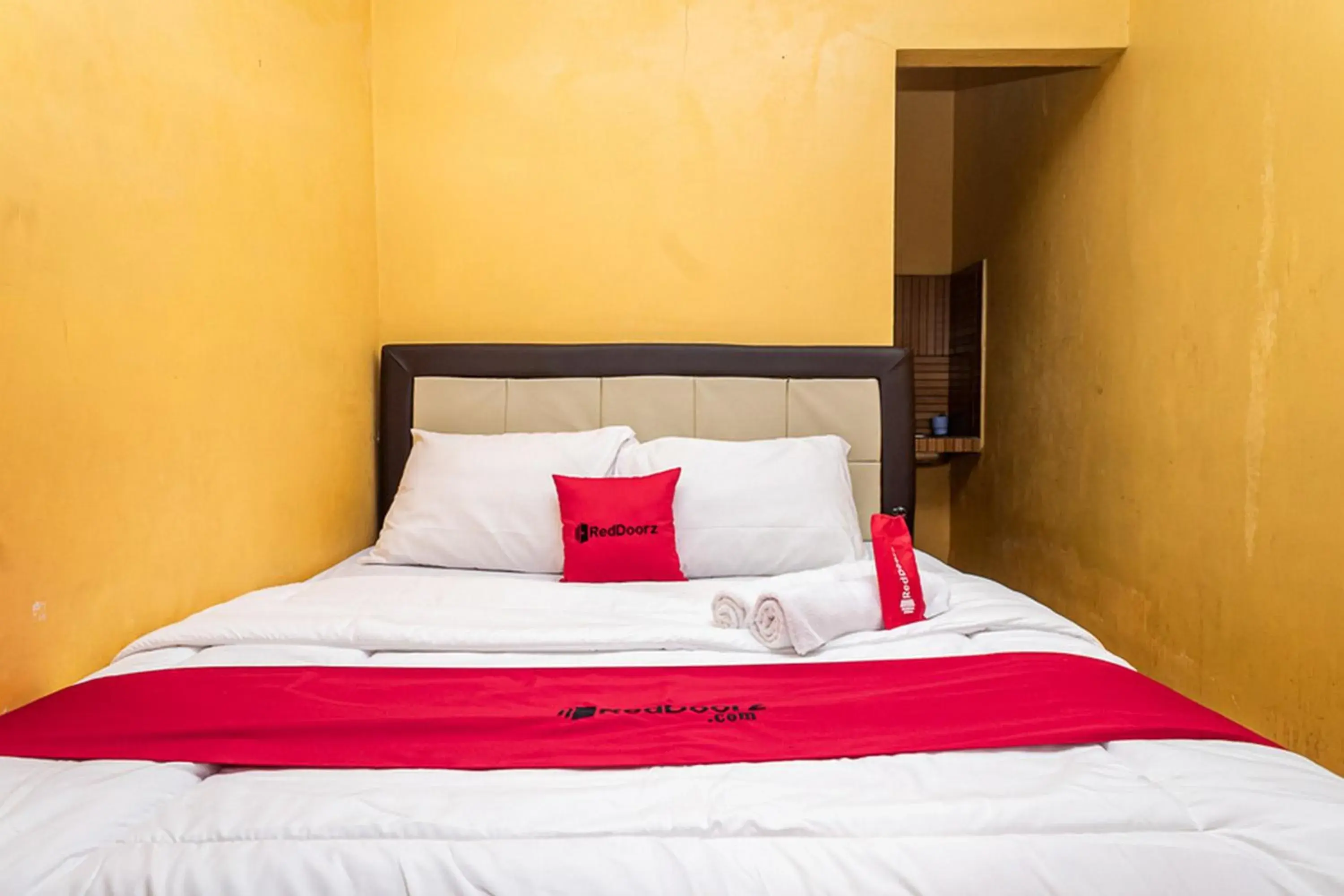 Bed in RedDoorz near Kawah Putih Ciwidey Bed in RedDoorz near Kawah Putih Ciwidey