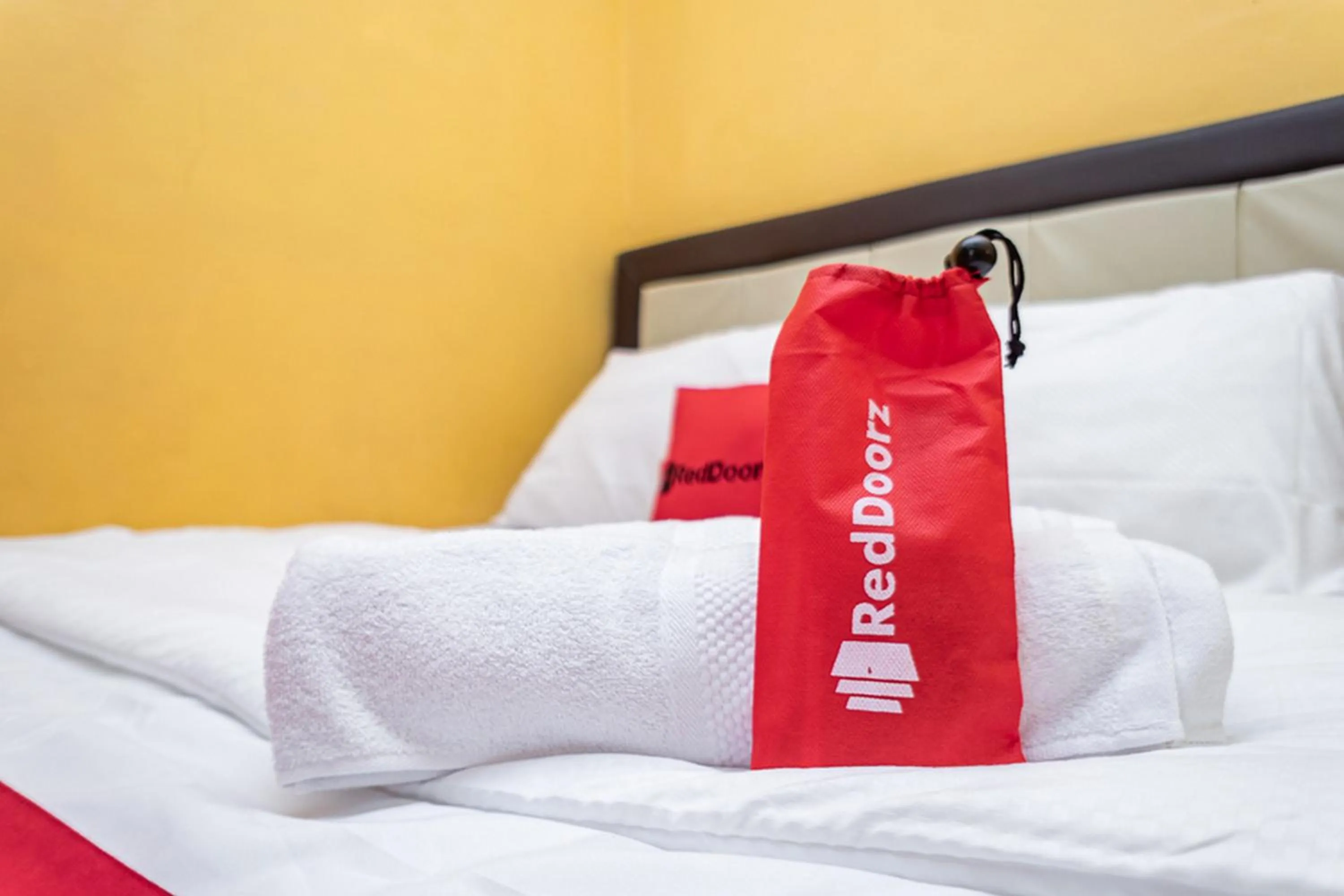 Bed in RedDoorz near Kawah Putih Ciwidey