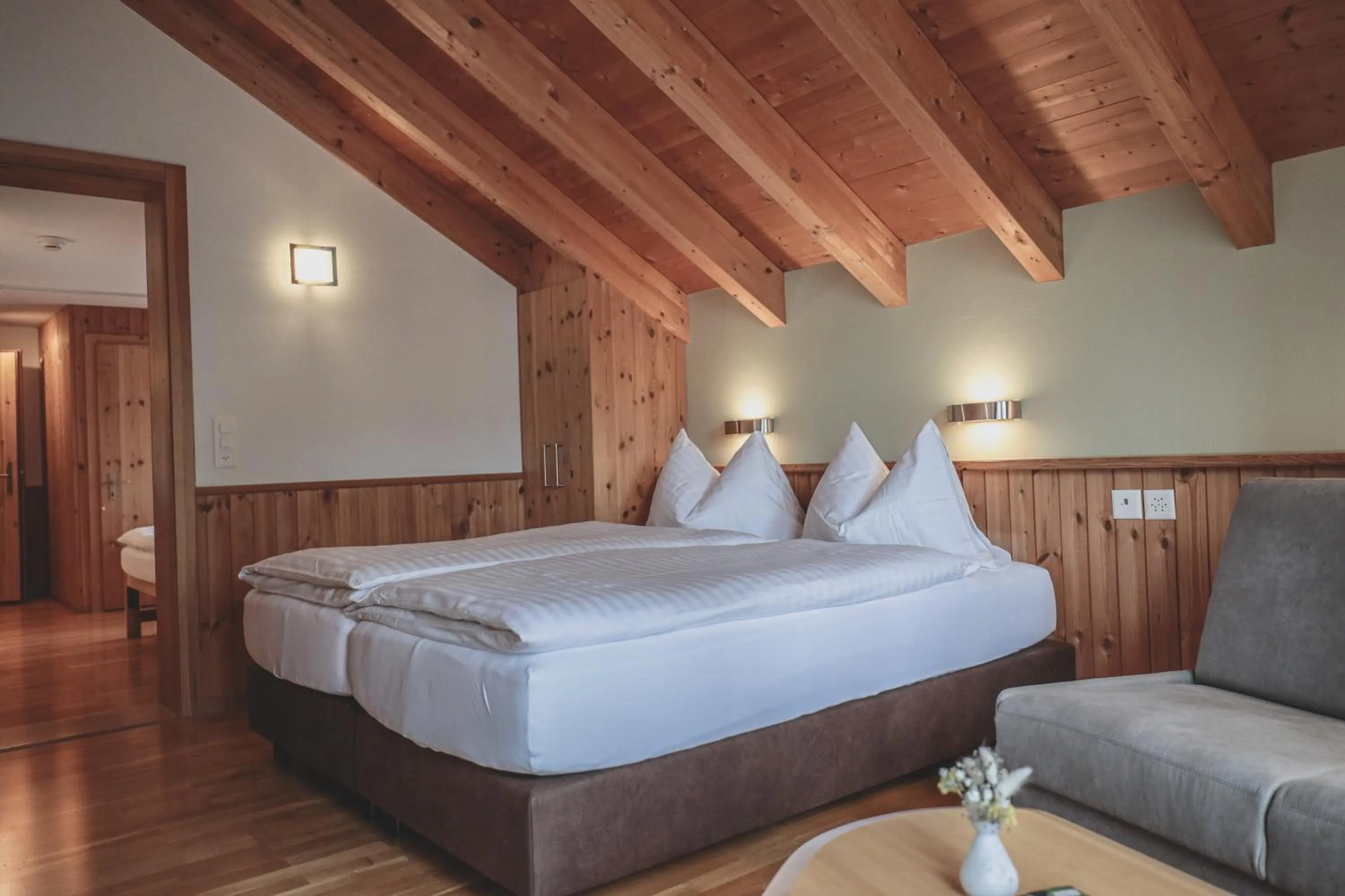 Photo of the whole room, Bed in Hotel Sonnenhalde, Arosa