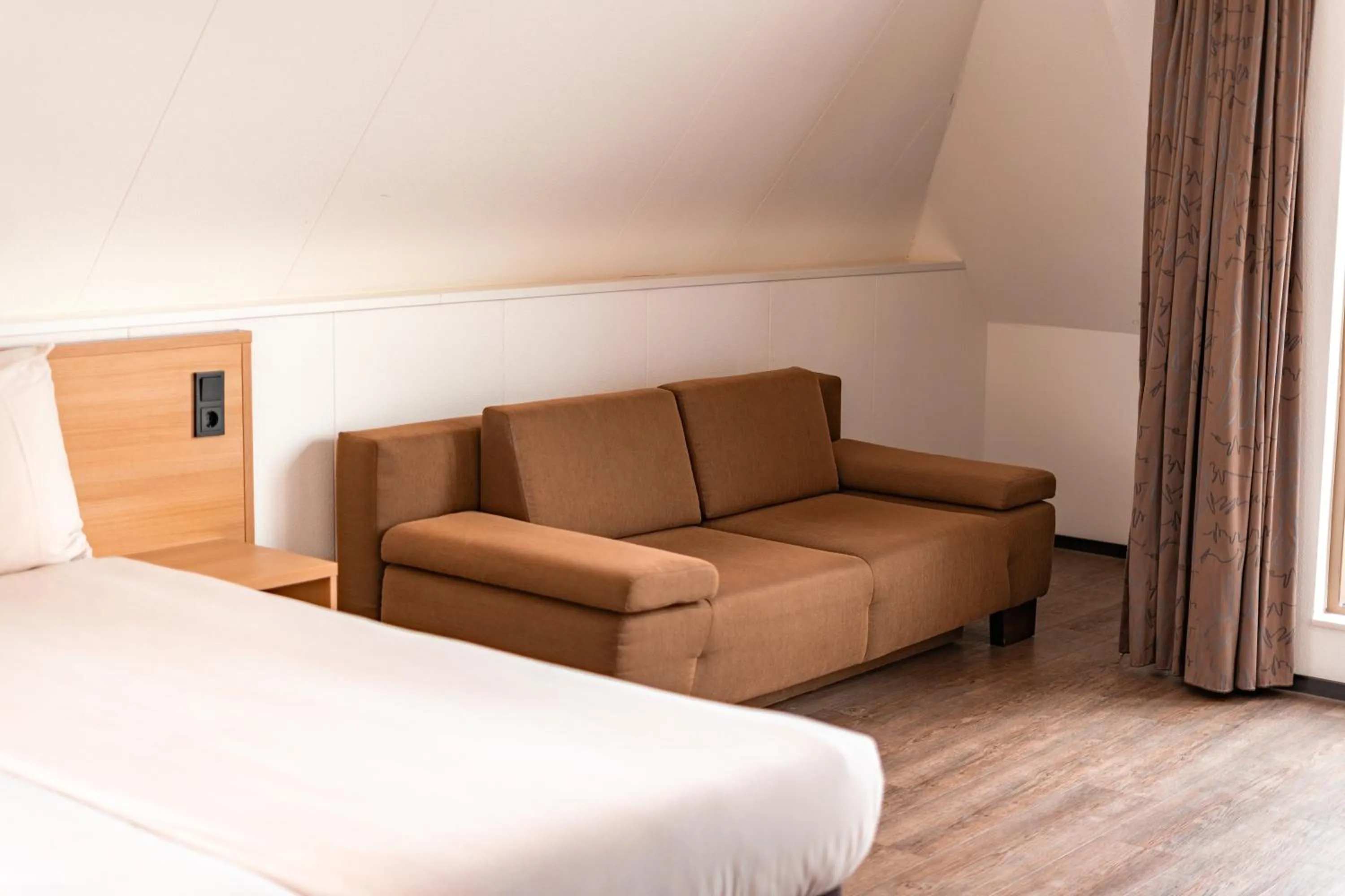 Seating area, Bed in Hotel het Zwaantje