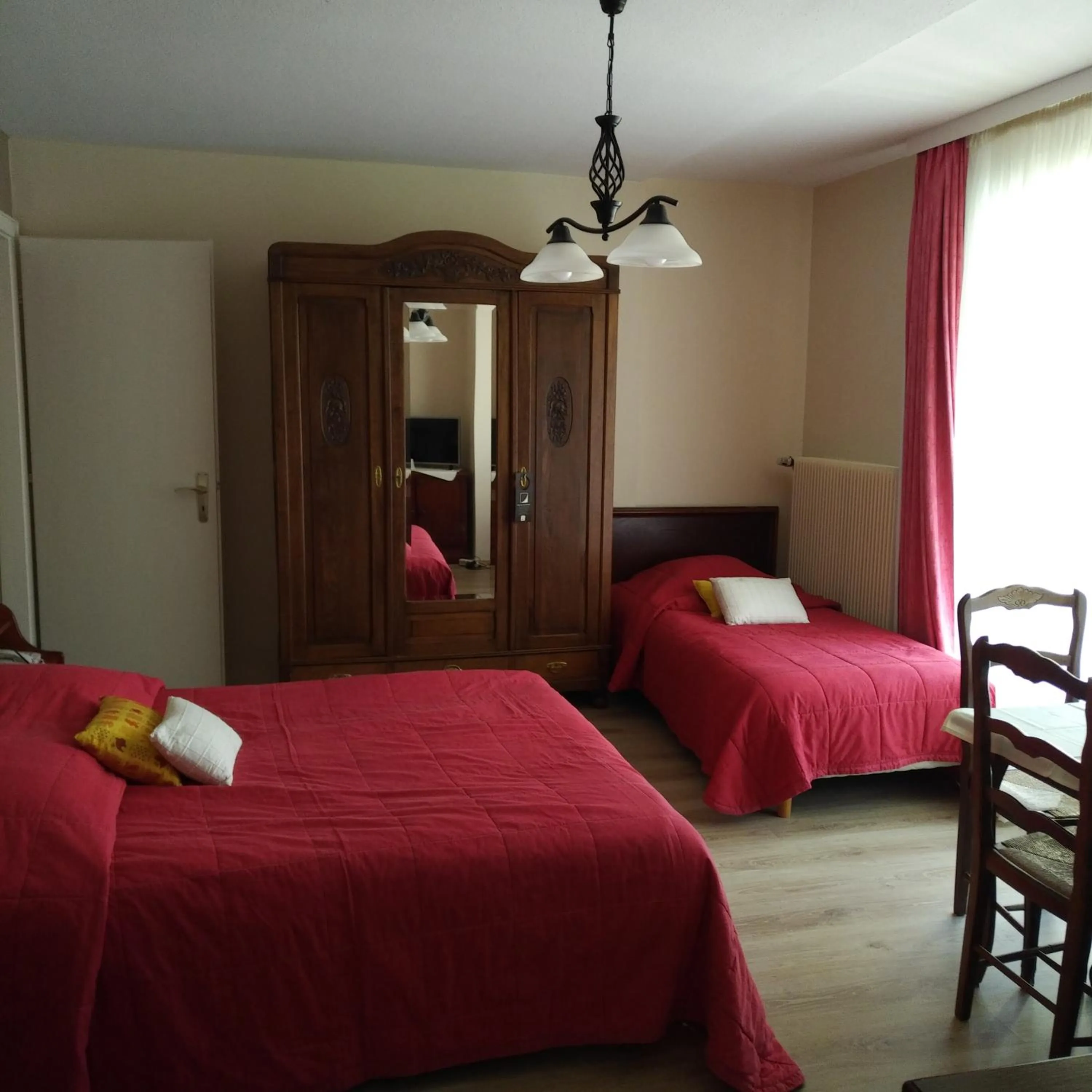 Family, Bed in Logis Hôtel Notre-Dame - restaurant ouvert midi et soir sauf dimanche soir