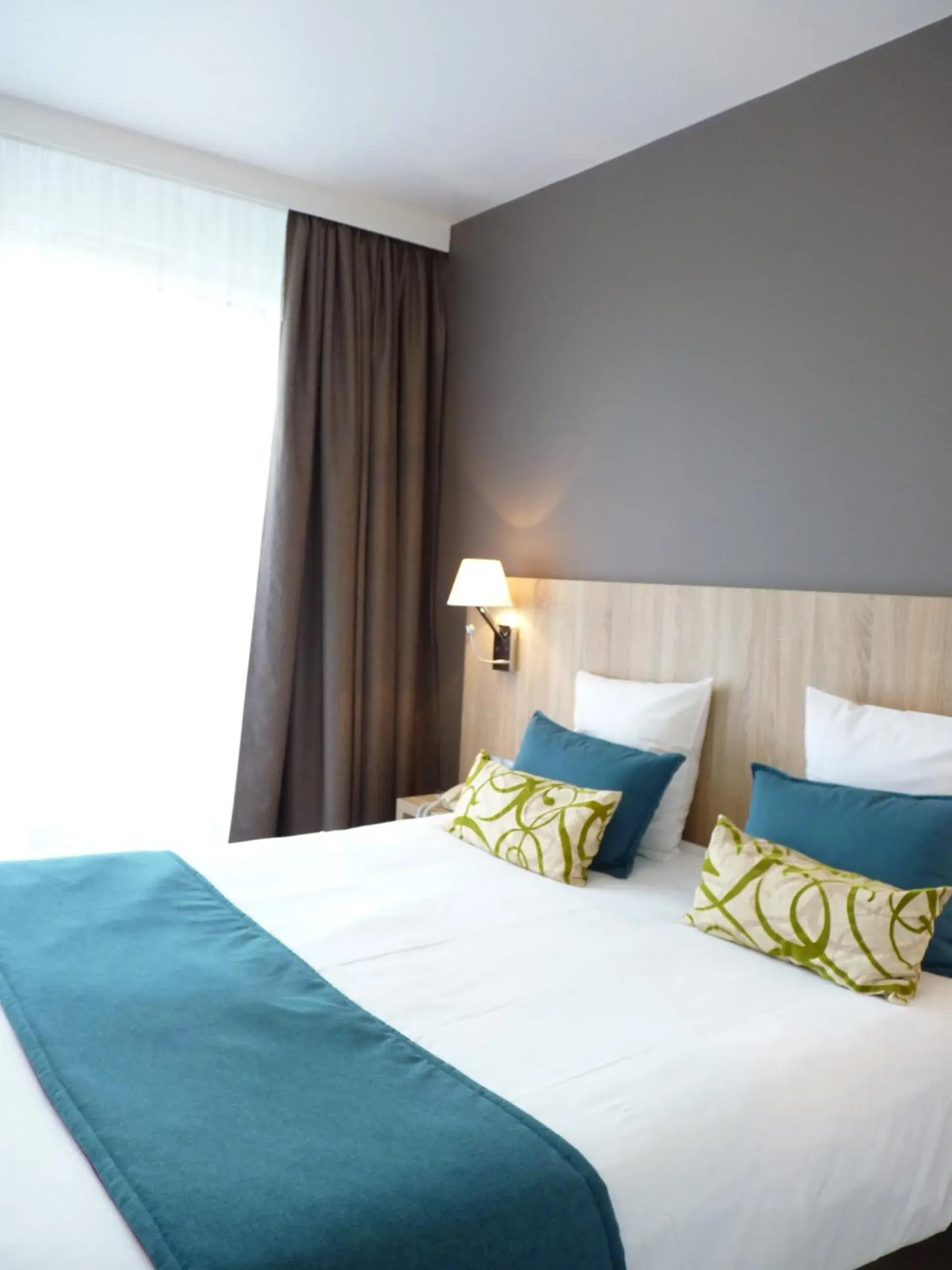 Balcony/Terrace, Bed in Logis Hôtel Notre-Dame - restaurant ouvert midi et soir sauf dimanche soir Balcony/Terrace, Bed in Logis Hôtel Notre-Dame - restaurant ouvert midi et soir sauf dimanche soir