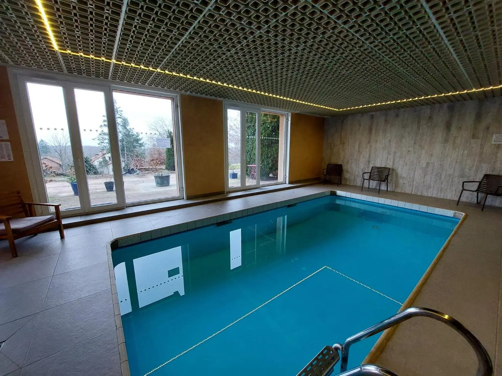 Swimming pool in Logis Hôtel Notre-Dame - restaurant ouvert midi et soir sauf dimanche soir Swimming pool in Logis Hôtel Notre-Dame - restaurant ouvert midi et soir sauf dimanche soir