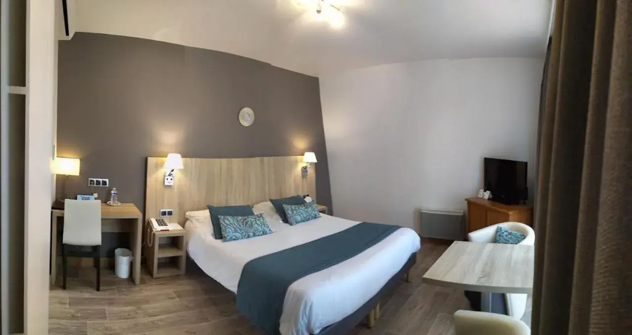 Bedroom, Bed in Logis Hôtel Notre-Dame - restaurant ouvert midi et soir sauf dimanche soir Bedroom, Bed in Logis Hôtel Notre-Dame - restaurant ouvert midi et soir sauf dimanche soir