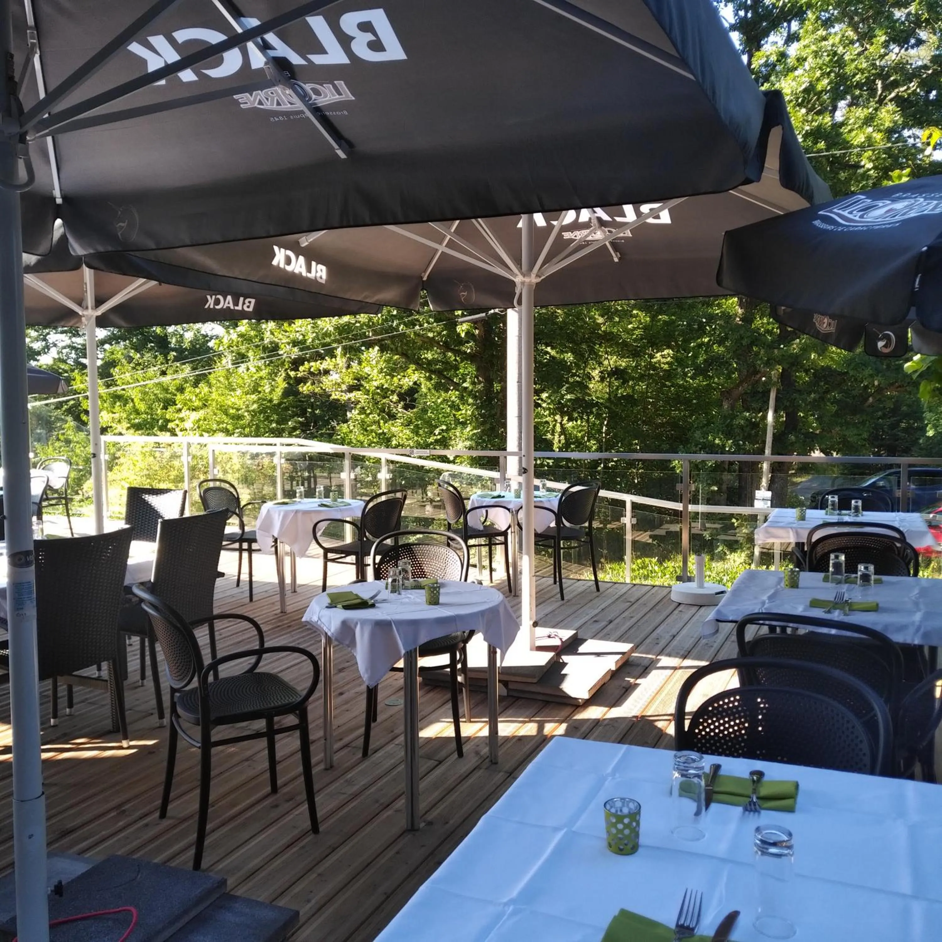 Patio in Logis Hôtel Notre-Dame - restaurant ouvert midi et soir sauf dimanche soir