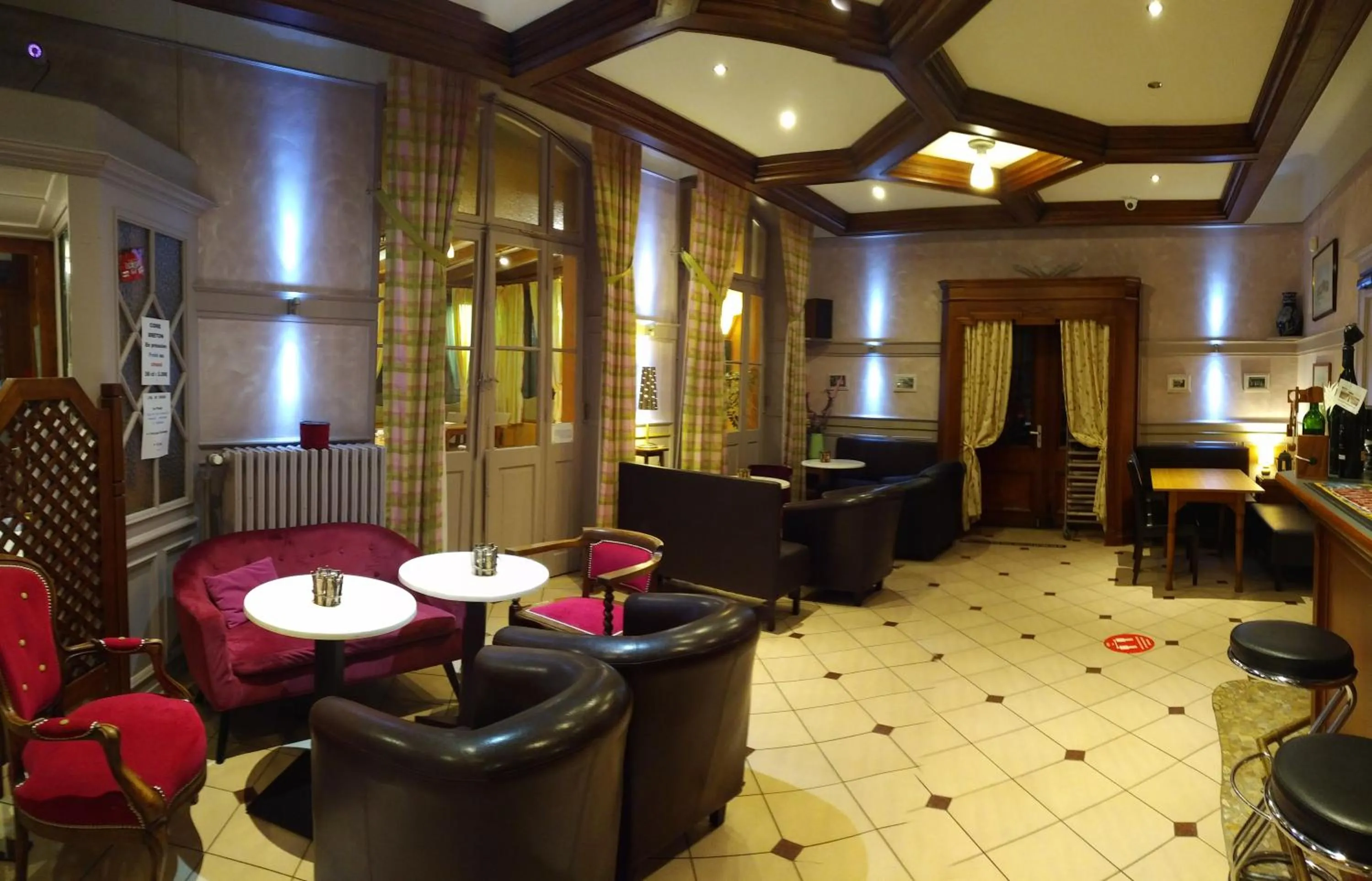 Lounge or bar in Logis Hôtel Notre-Dame - restaurant ouvert midi et soir sauf dimanche soir