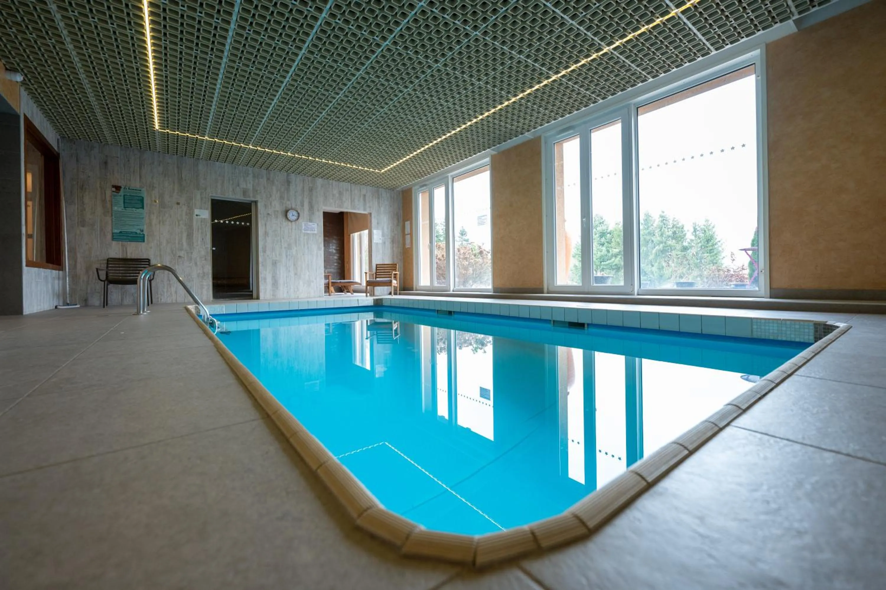 Swimming pool in Logis Hôtel Notre-Dame - restaurant ouvert midi et soir sauf dimanche soir