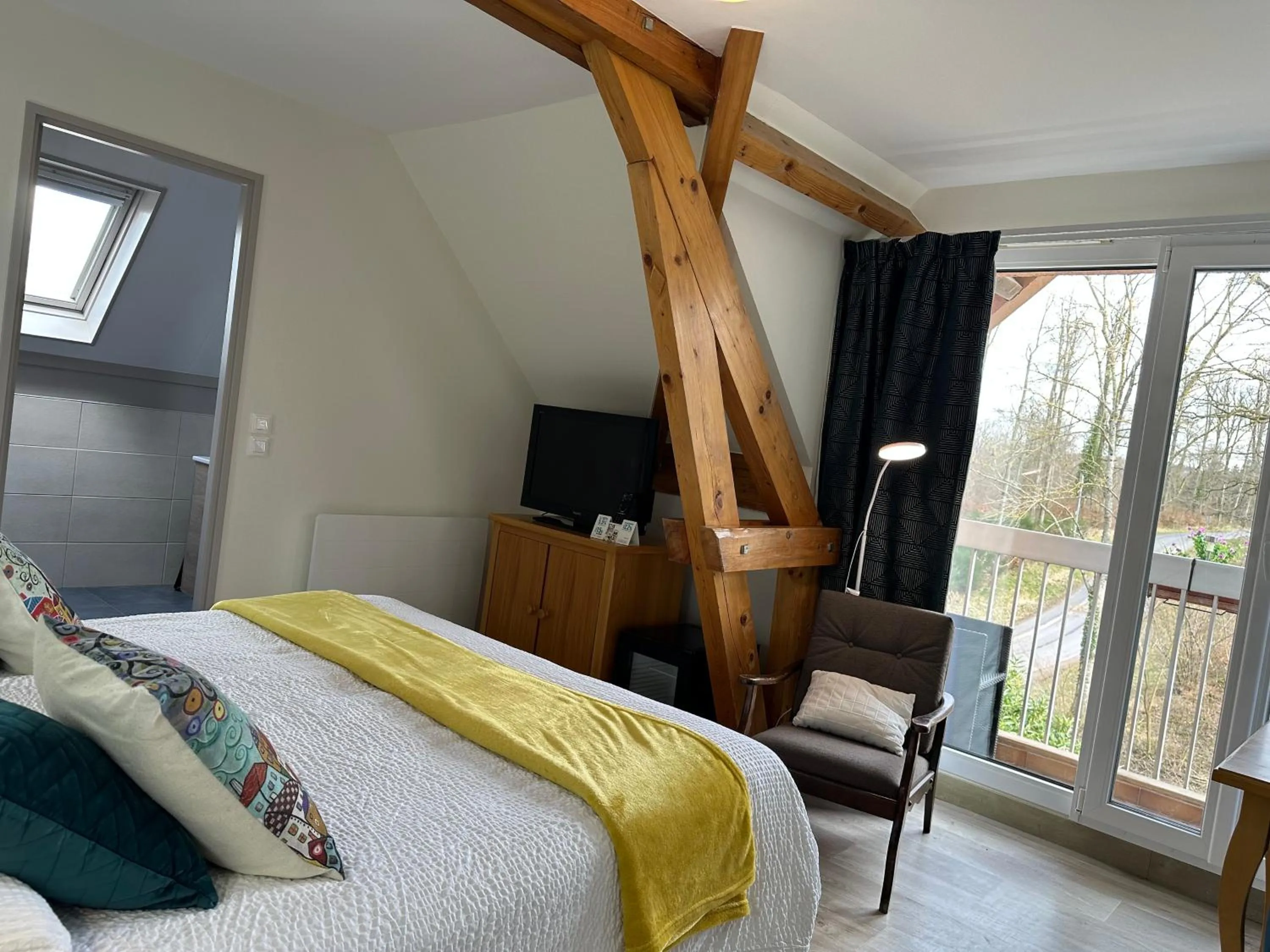 Bedroom, Bed in Logis Hôtel Notre-Dame - restaurant ouvert midi et soir sauf dimanche soir