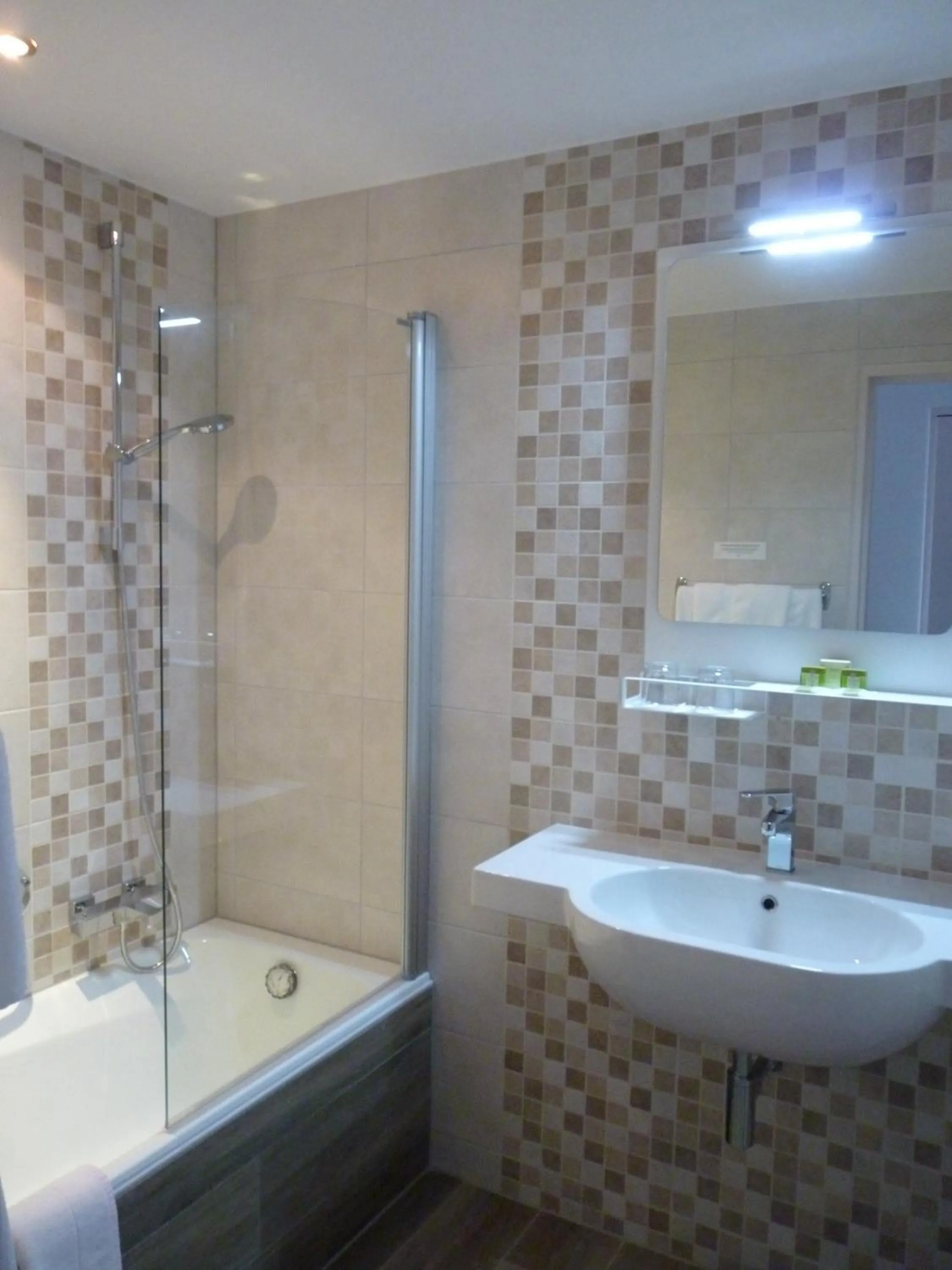 Bathroom in Logis Hôtel Notre-Dame - restaurant ouvert midi et soir sauf dimanche soir