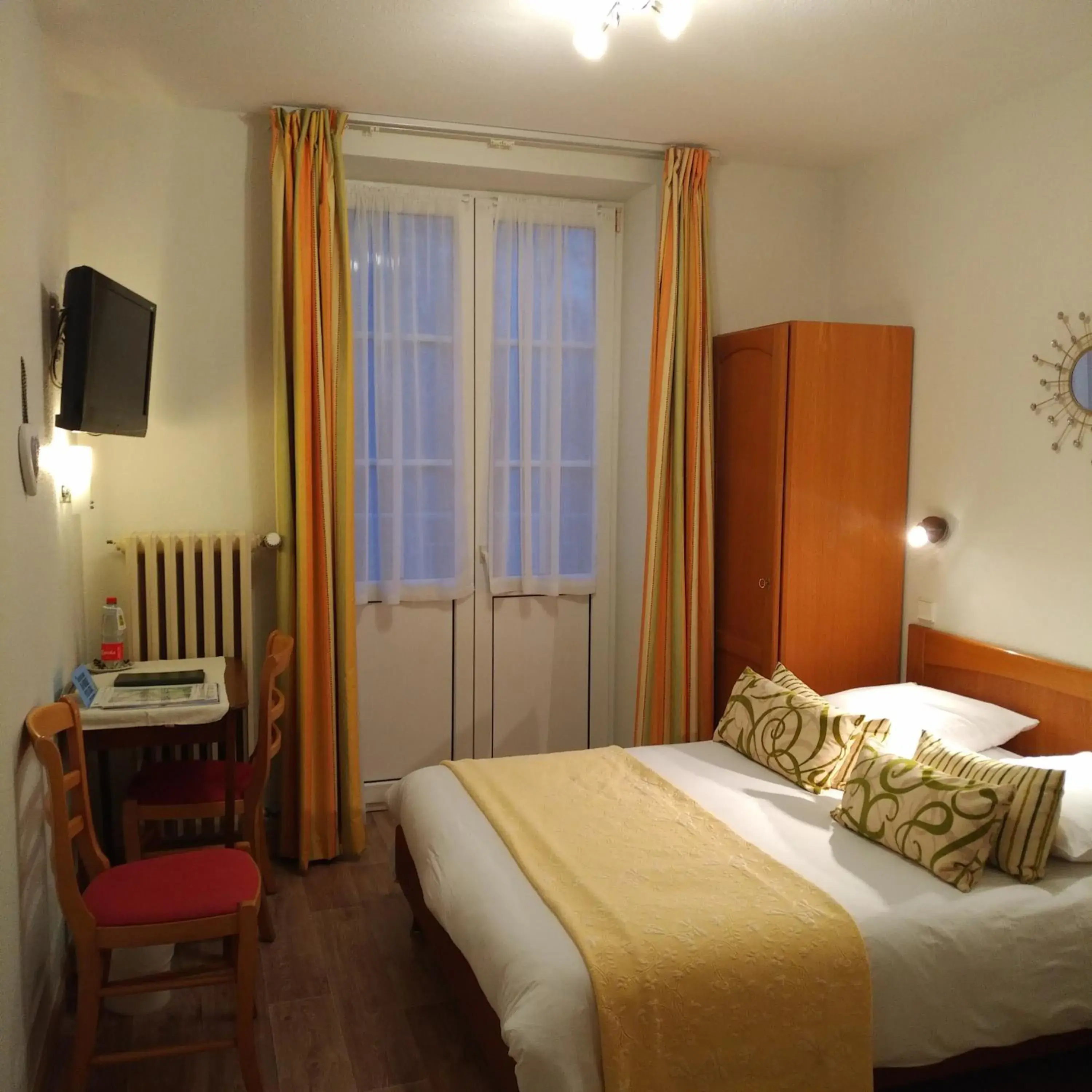 Bedroom, Bed in Logis Hôtel Notre-Dame - restaurant ouvert midi et soir sauf dimanche soir Bedroom, Bed in Logis Hôtel Notre-Dame - restaurant ouvert midi et soir sauf dimanche soir