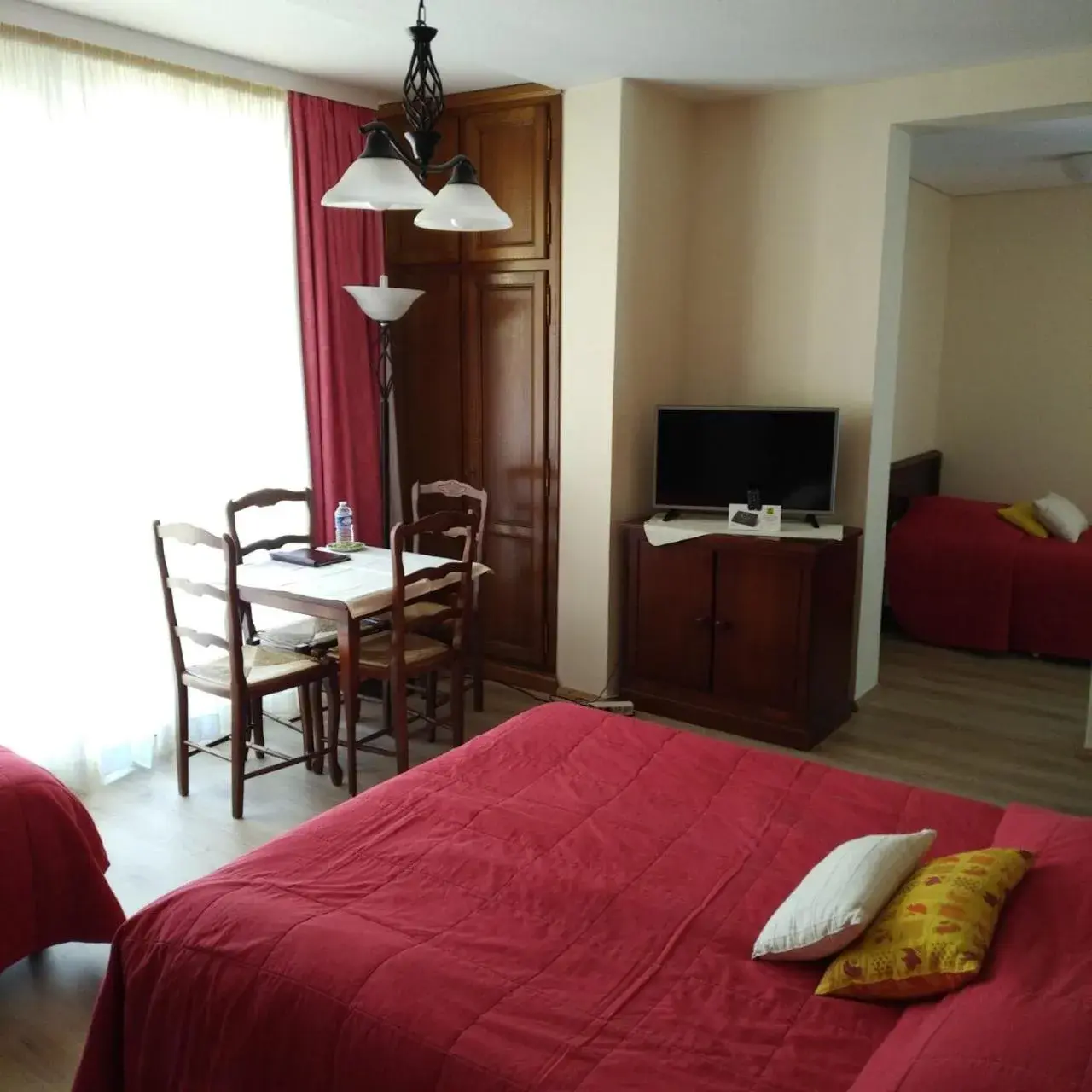 Economy Quadruple Room in Logis Hôtel Notre-Dame - restaurant ouvert midi et soir sauf dimanche soir Economy Quadruple Room in Logis Hôtel Notre-Dame - restaurant ouvert midi et soir sauf dimanche soir