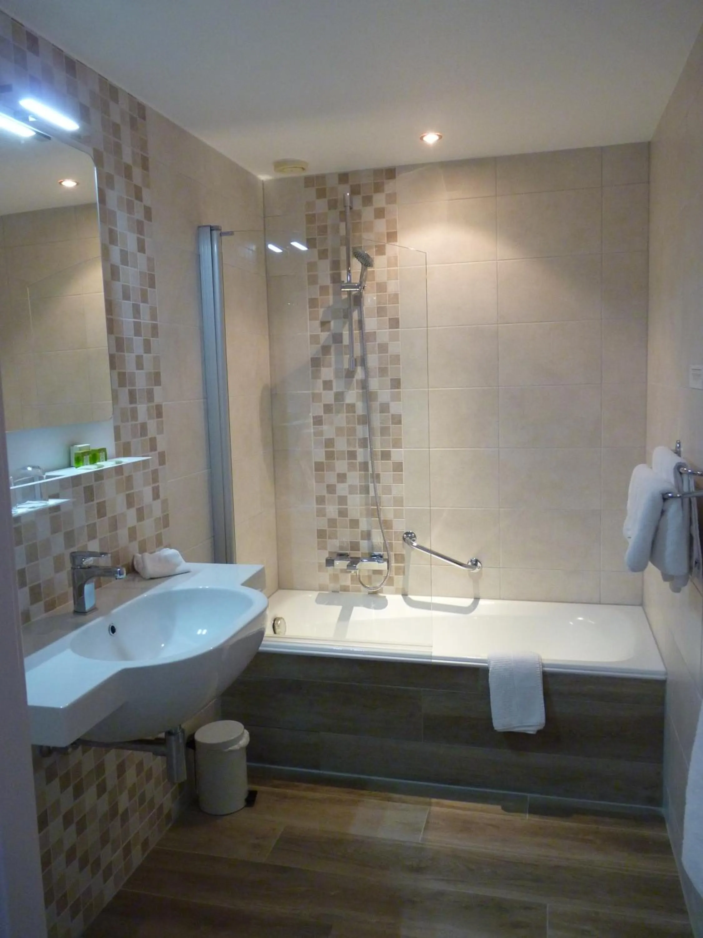 Bathroom in Logis Hôtel Notre-Dame - restaurant ouvert midi et soir sauf dimanche soir