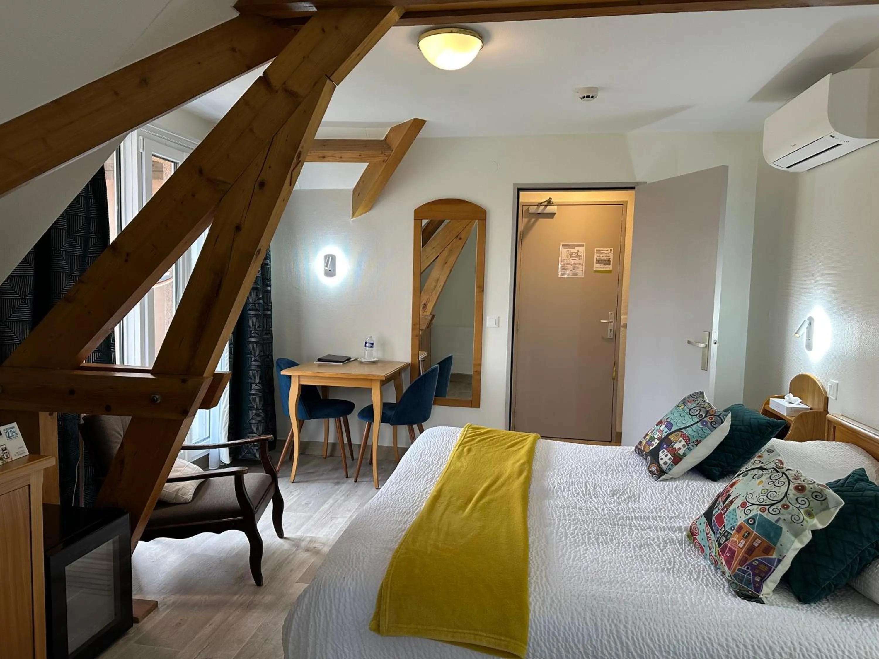 Bedroom, Bed in Logis Hôtel Notre-Dame - restaurant ouvert midi et soir sauf dimanche soir