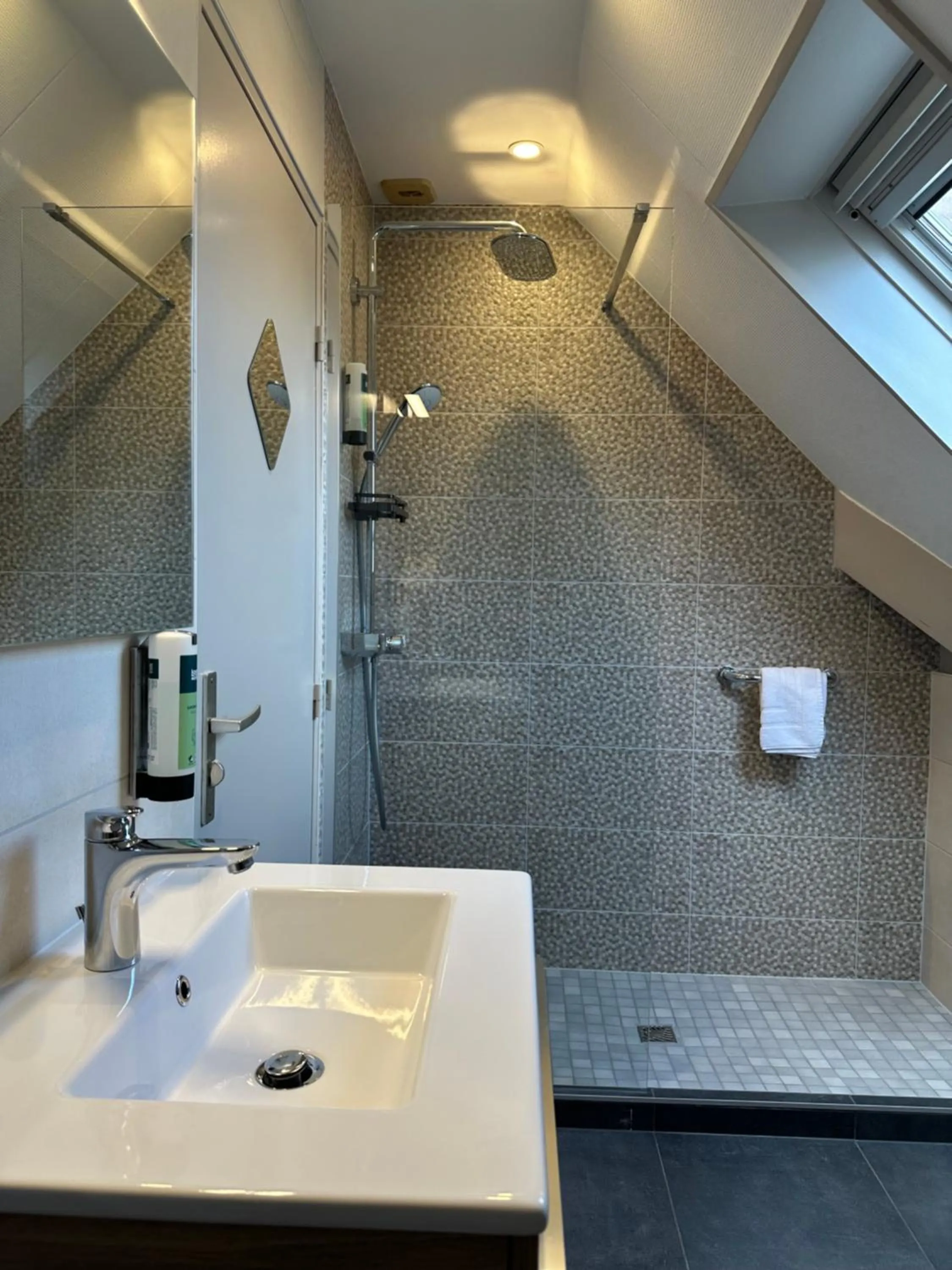 Shower in Logis Hôtel Notre-Dame - restaurant ouvert midi et soir sauf dimanche soir