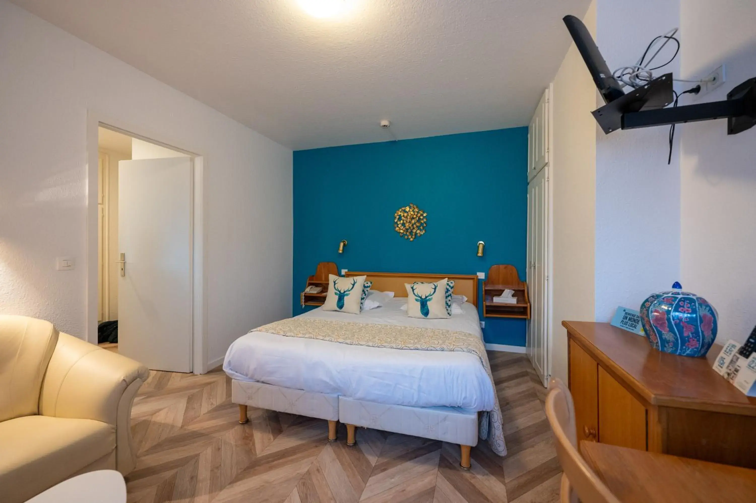 Bedroom, Bed in Logis Hôtel Notre-Dame - restaurant ouvert midi et soir sauf dimanche soir Bedroom, Bed in Logis Hôtel Notre-Dame - restaurant ouvert midi et soir sauf dimanche soir