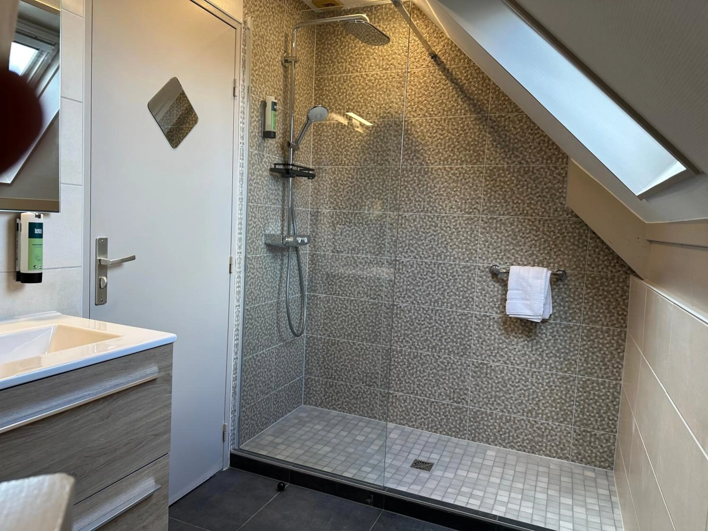Shower in Logis Hôtel Notre-Dame - restaurant ouvert midi et soir sauf dimanche soir