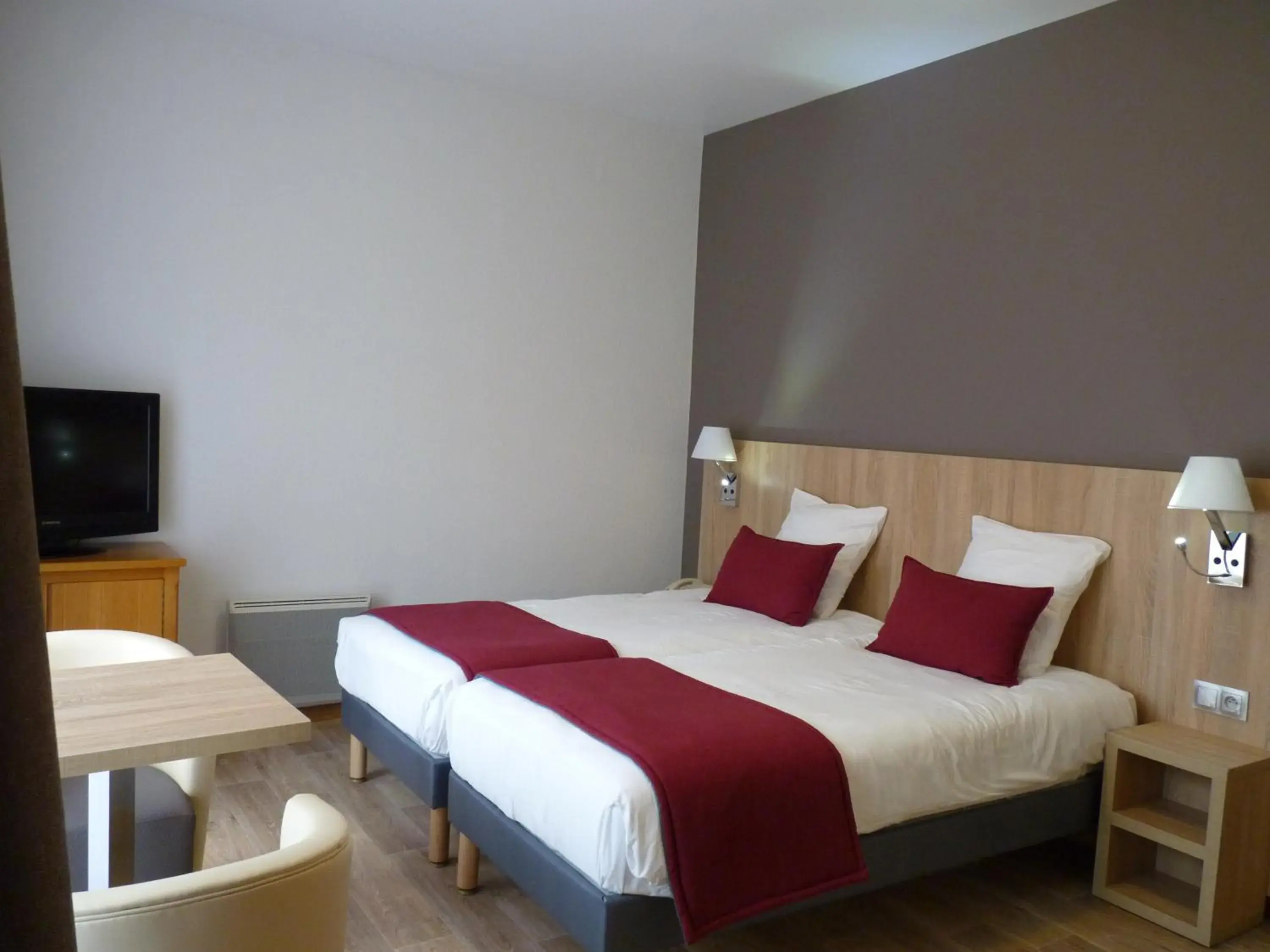 Two Connecting Double Rooms in Logis Hôtel Notre-Dame - restaurant ouvert midi et soir sauf dimanche soir Two Connecting Double Rooms in Logis Hôtel Notre-Dame - restaurant ouvert midi et soir sauf dimanche soir