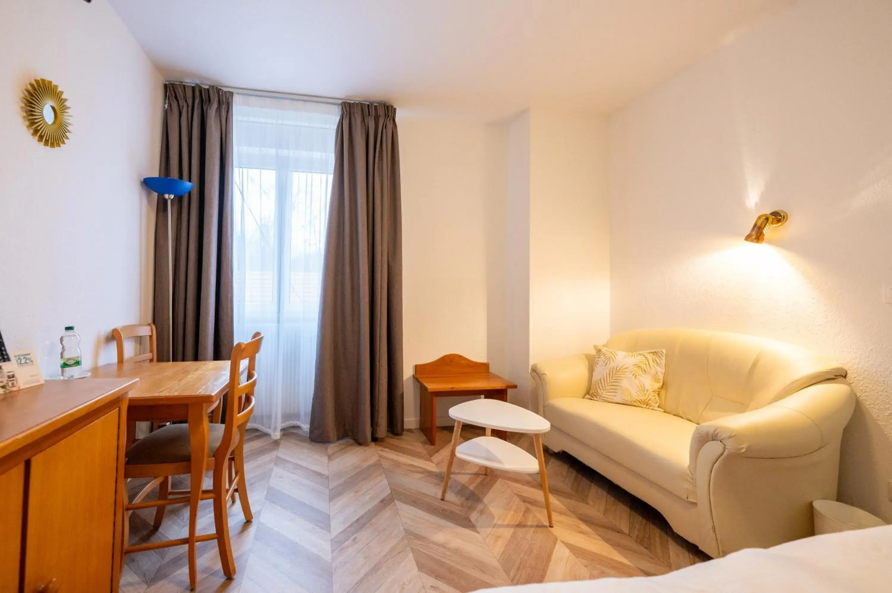 Bedroom in Logis Hôtel Notre-Dame - restaurant ouvert midi et soir sauf dimanche soir Bedroom in Logis Hôtel Notre-Dame - restaurant ouvert midi et soir sauf dimanche soir